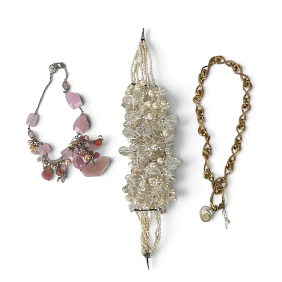 A MODERN BAROQUE PEARL AND CRYSTAL NECKLACE, LENGTH 36CM A b...