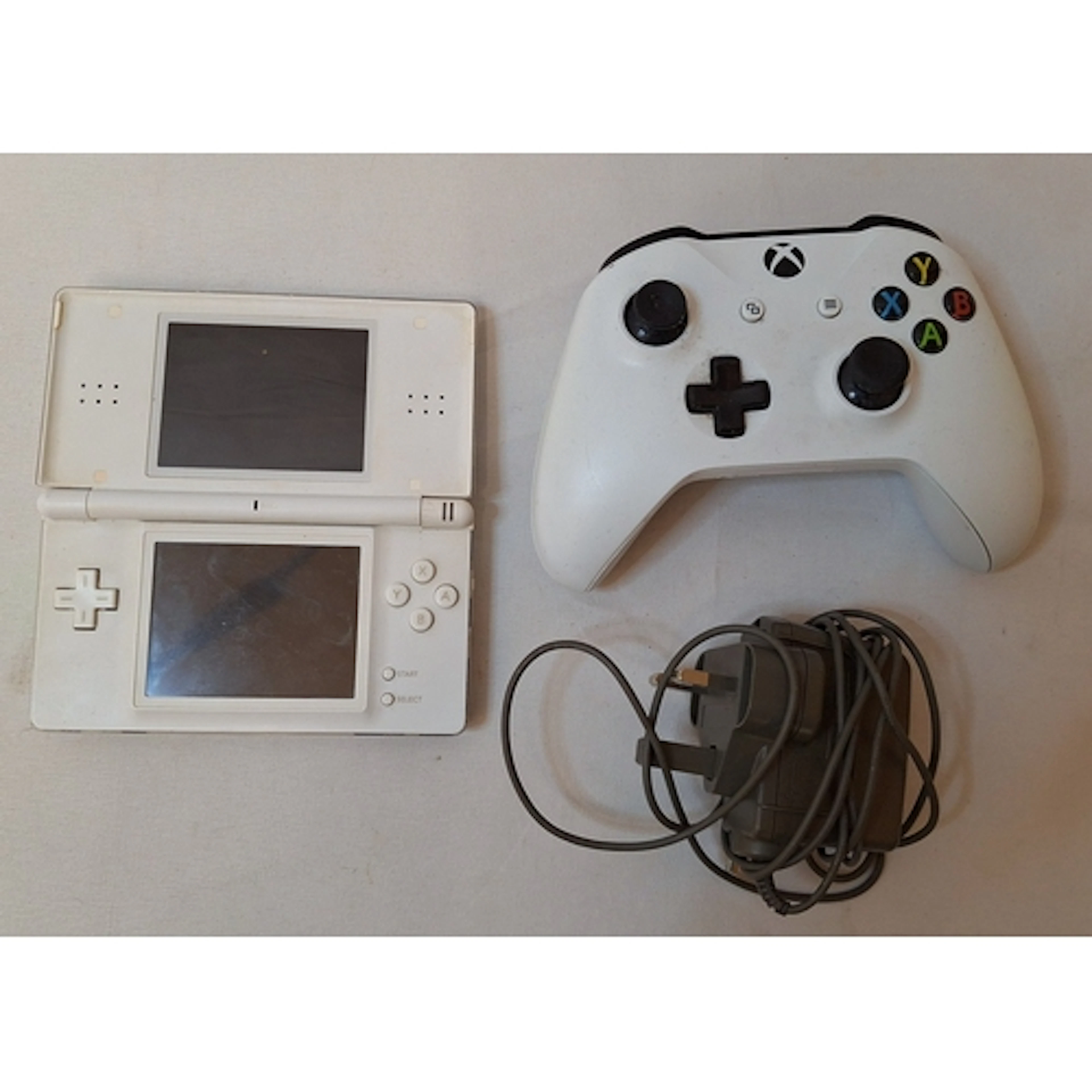 Nintendo DS Lite with charger & X-box controller (2) UNTESTE...