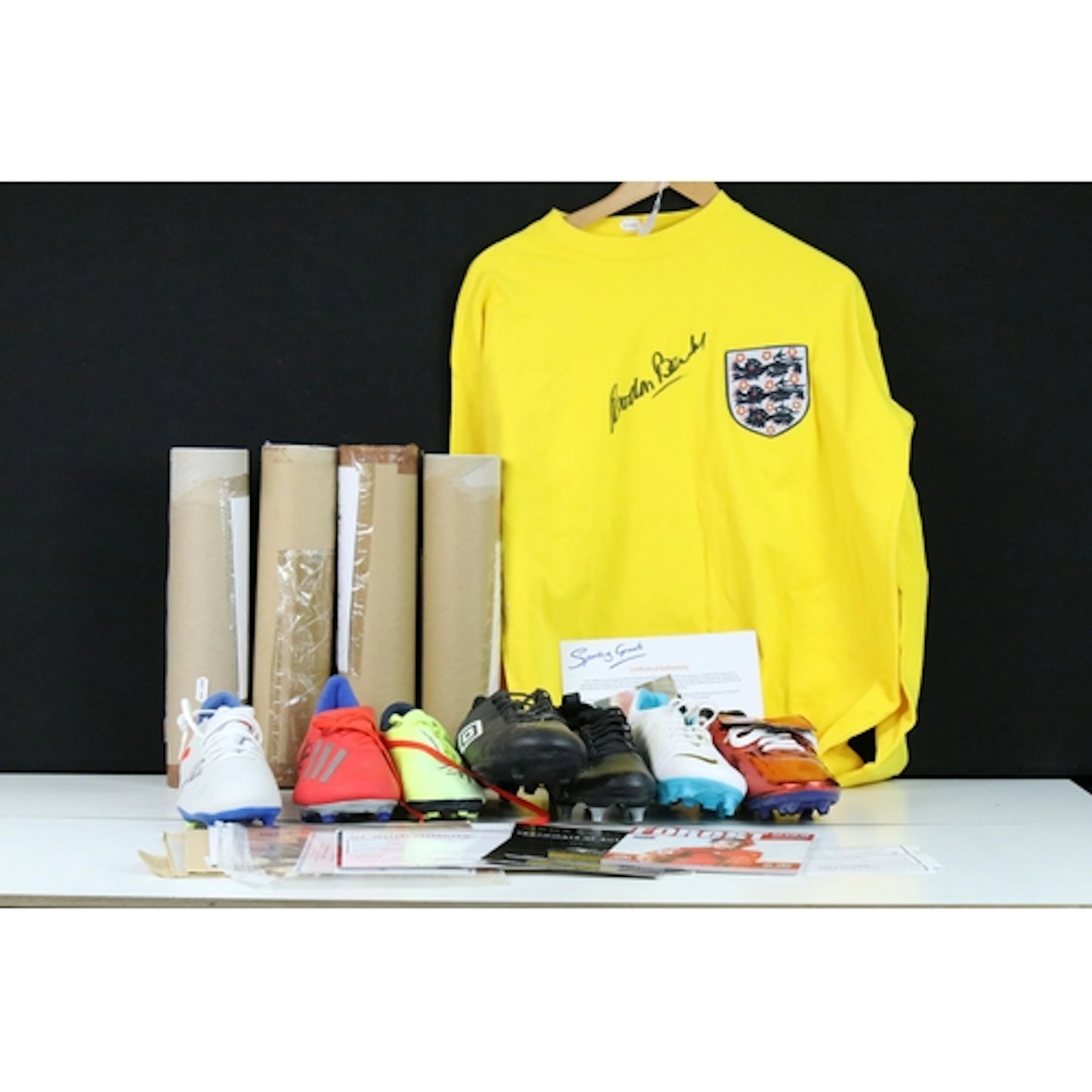 Football interest - Gordon Banks signed 1966 yellow shirt ac...