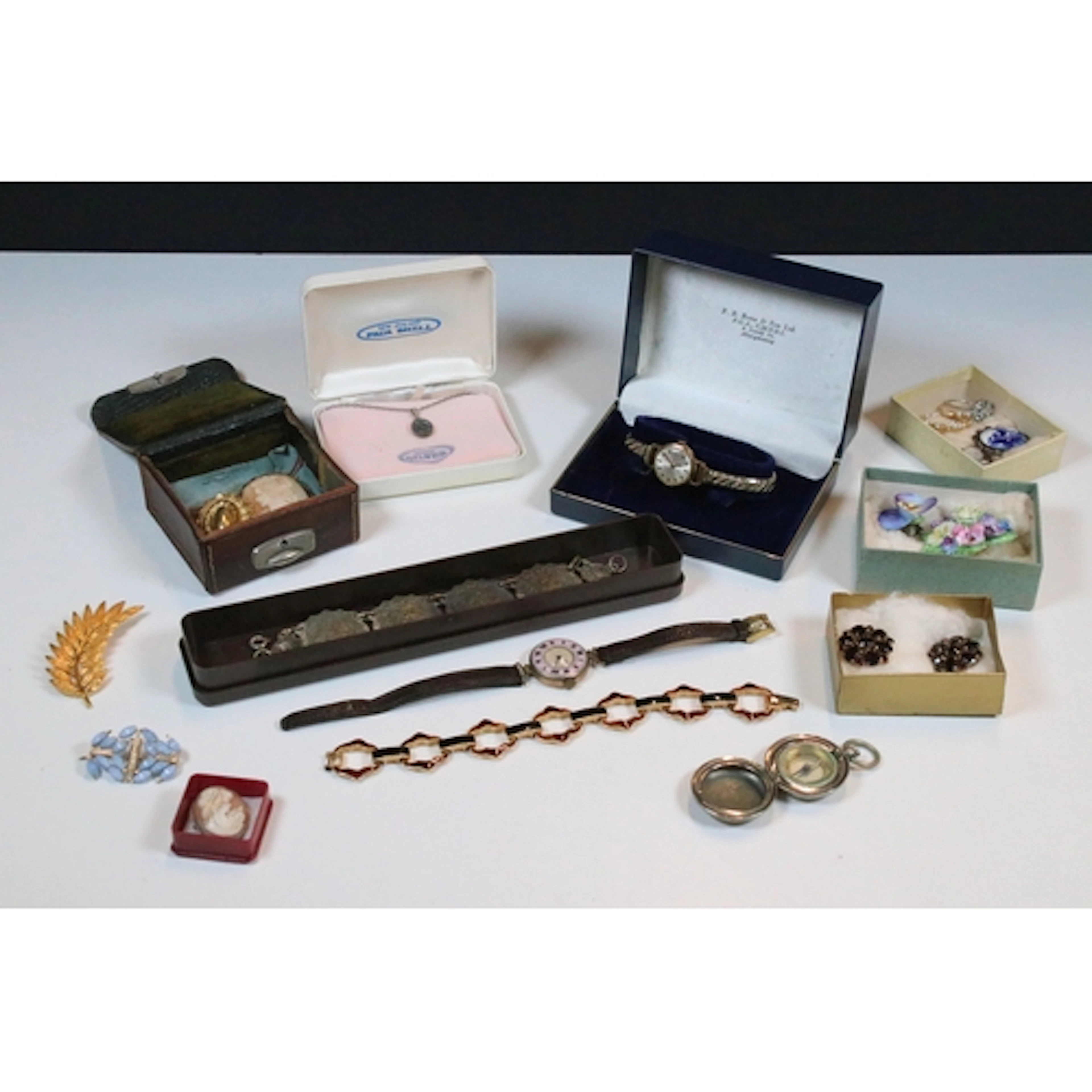 Collection of vintage costume jewellery to include two cameo...