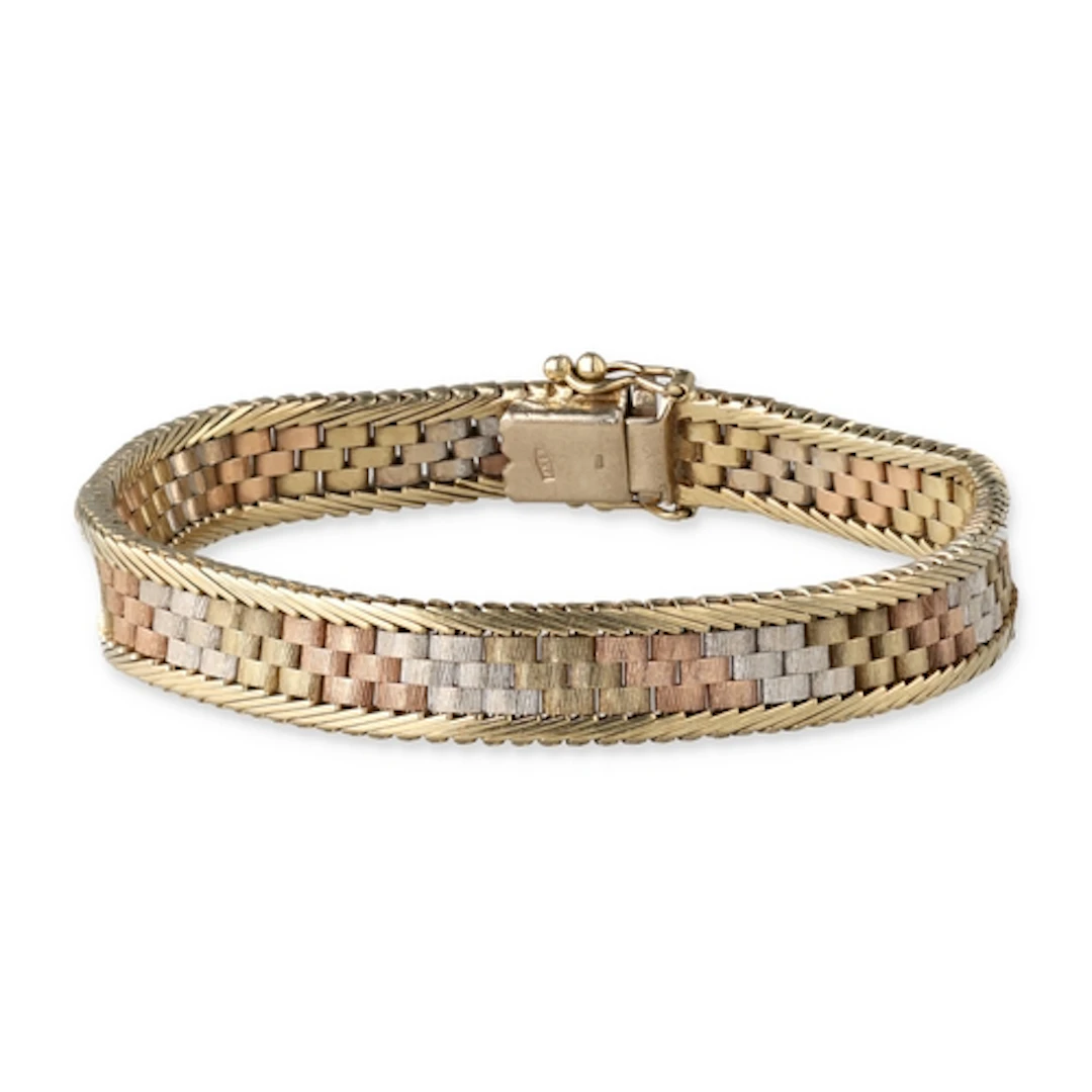 AN ITALIAN 9CT GOLD BRACELET Weight: 19.0gms