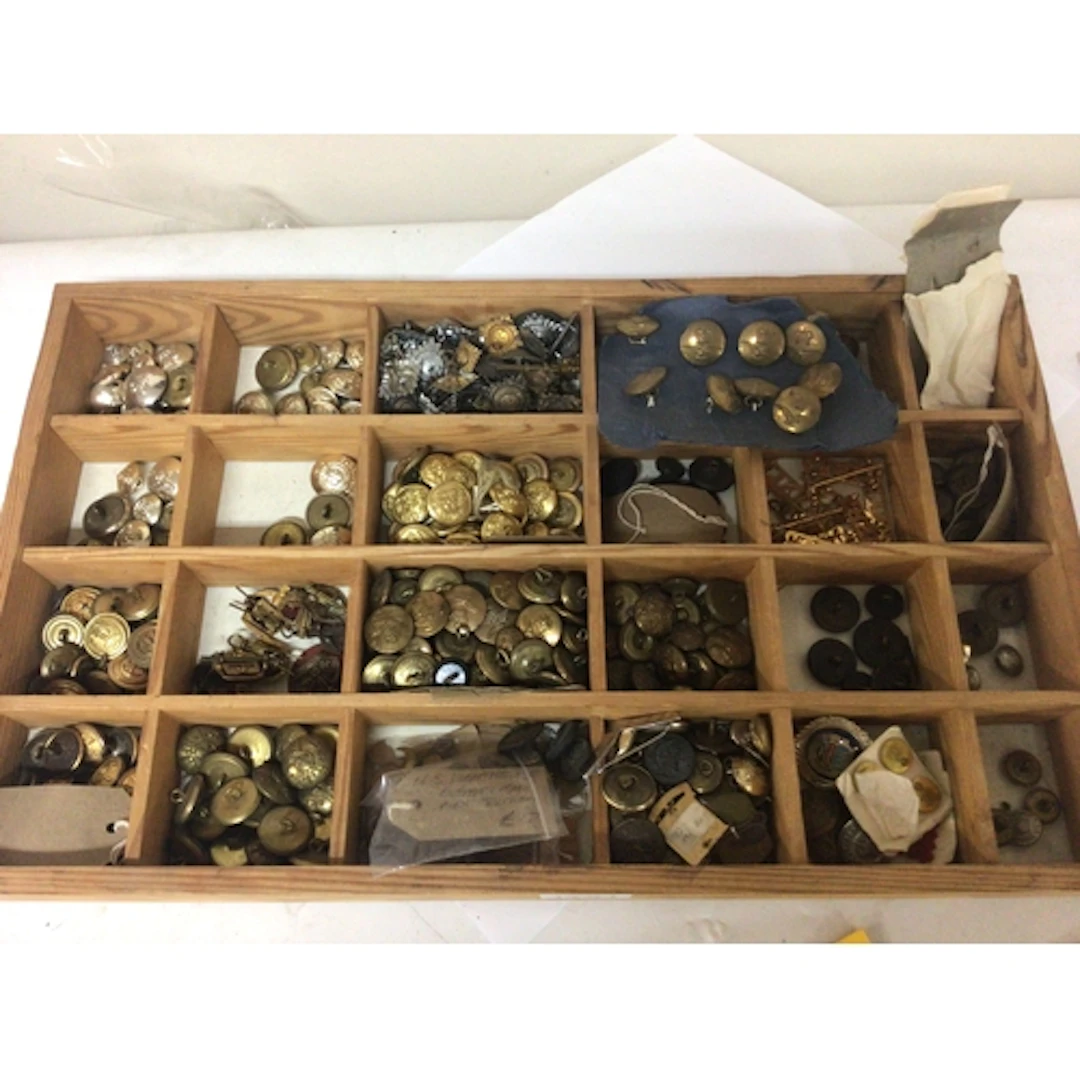 A tray containing a good selection of Vintage military...