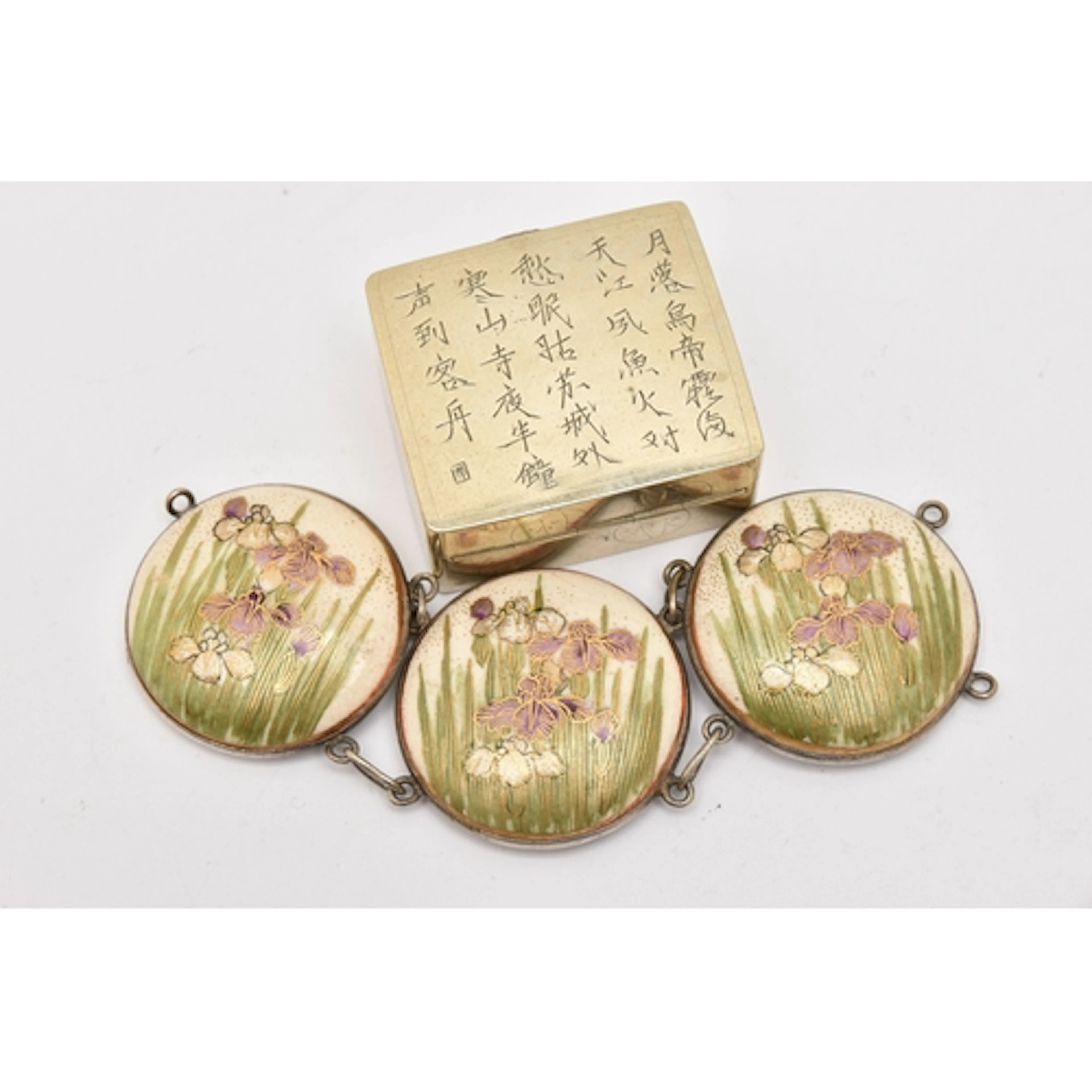 AN ORIENTAL WHITE METAL BOX AND THREE SATSUMA BRACELET LINKS...