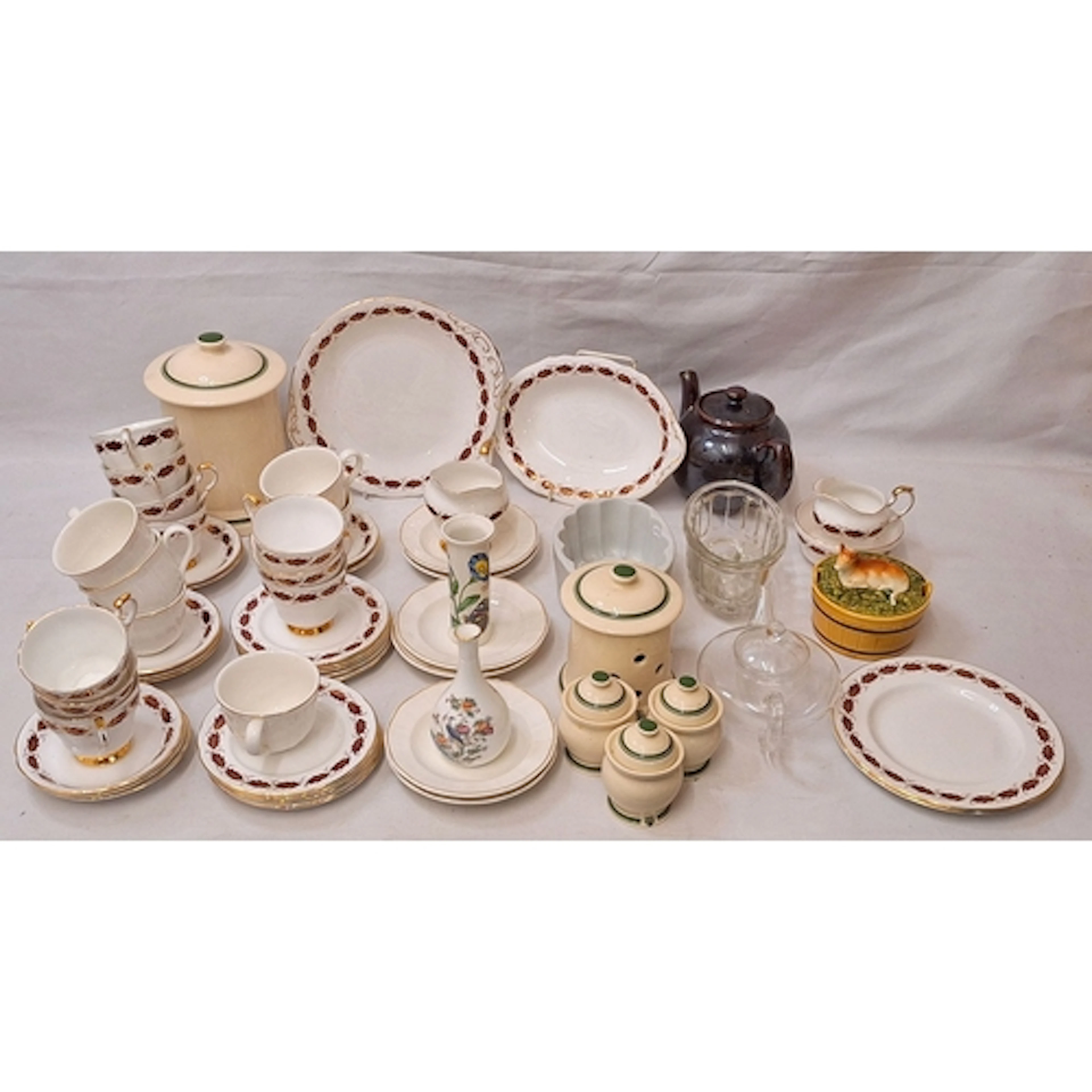 Paragon Elegance Tea Wares incl. 10 cups & saucers, 10 tea p...