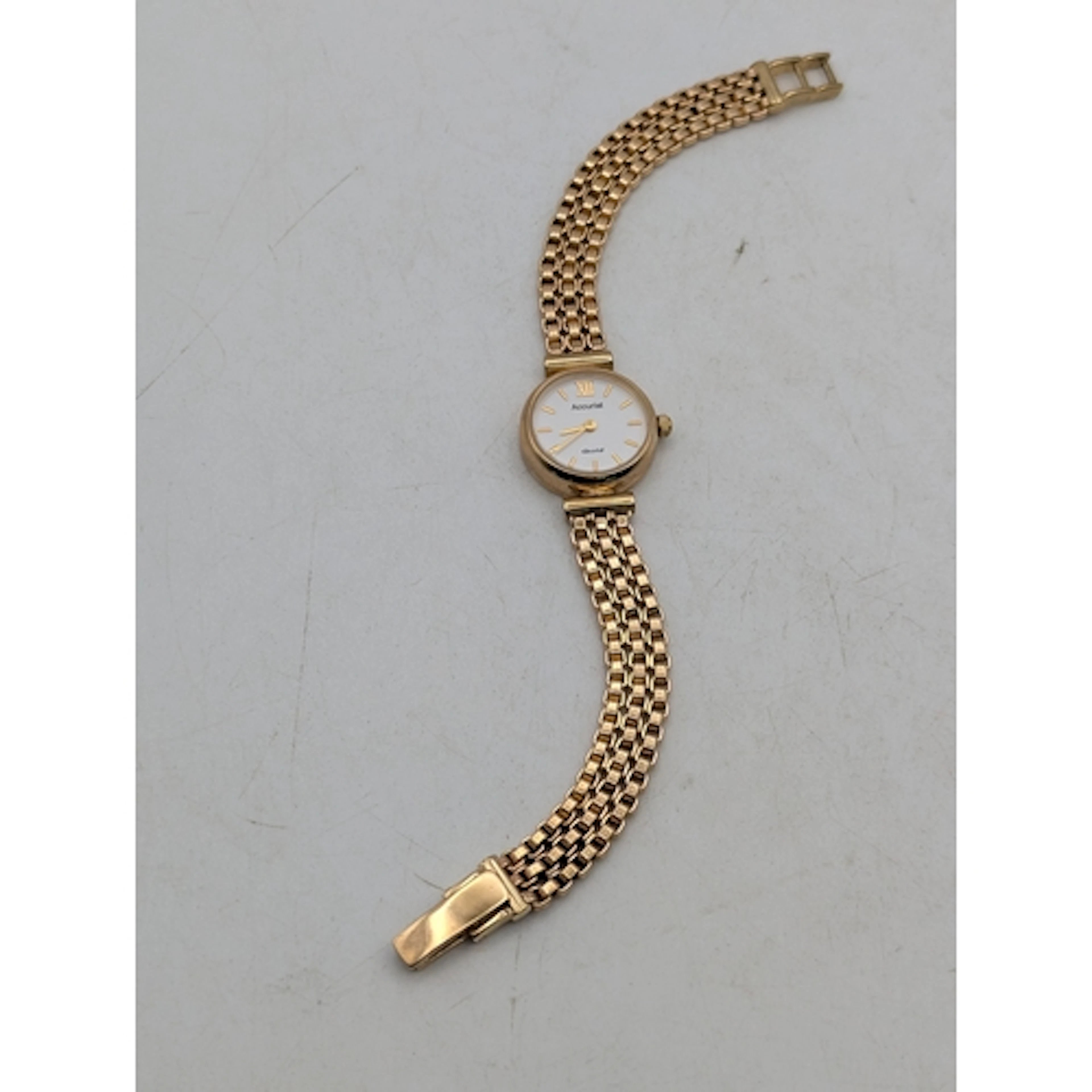 An Accurist 9ct yellow gold cased ladies wrist watch, on a 9...