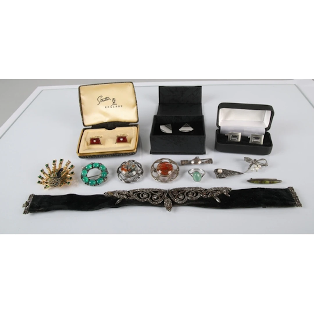 Gents cuff links, assorted silver, moss agate brooches etc.