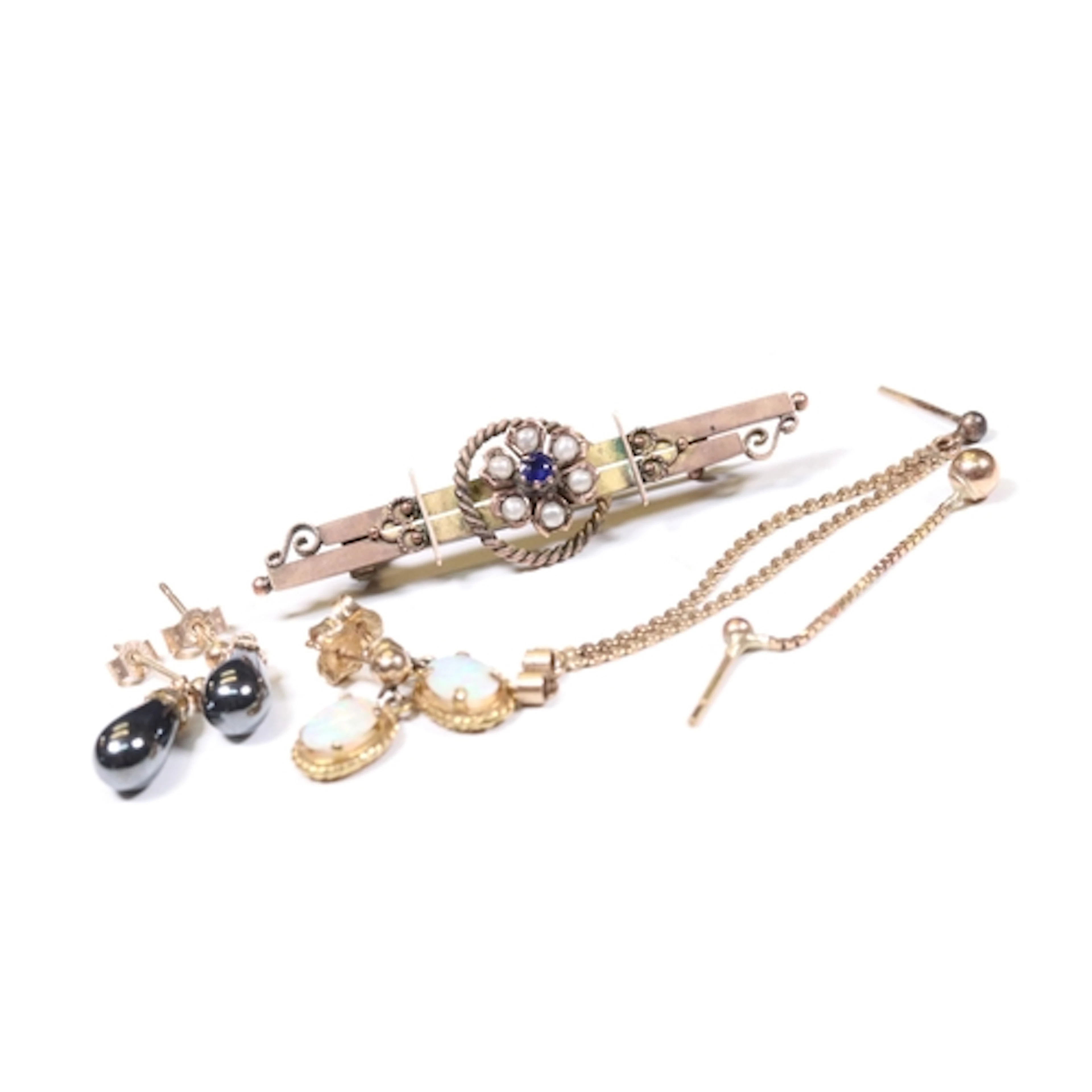 Small quantity of 9ct gold jewellery to include 9ct gold bar...