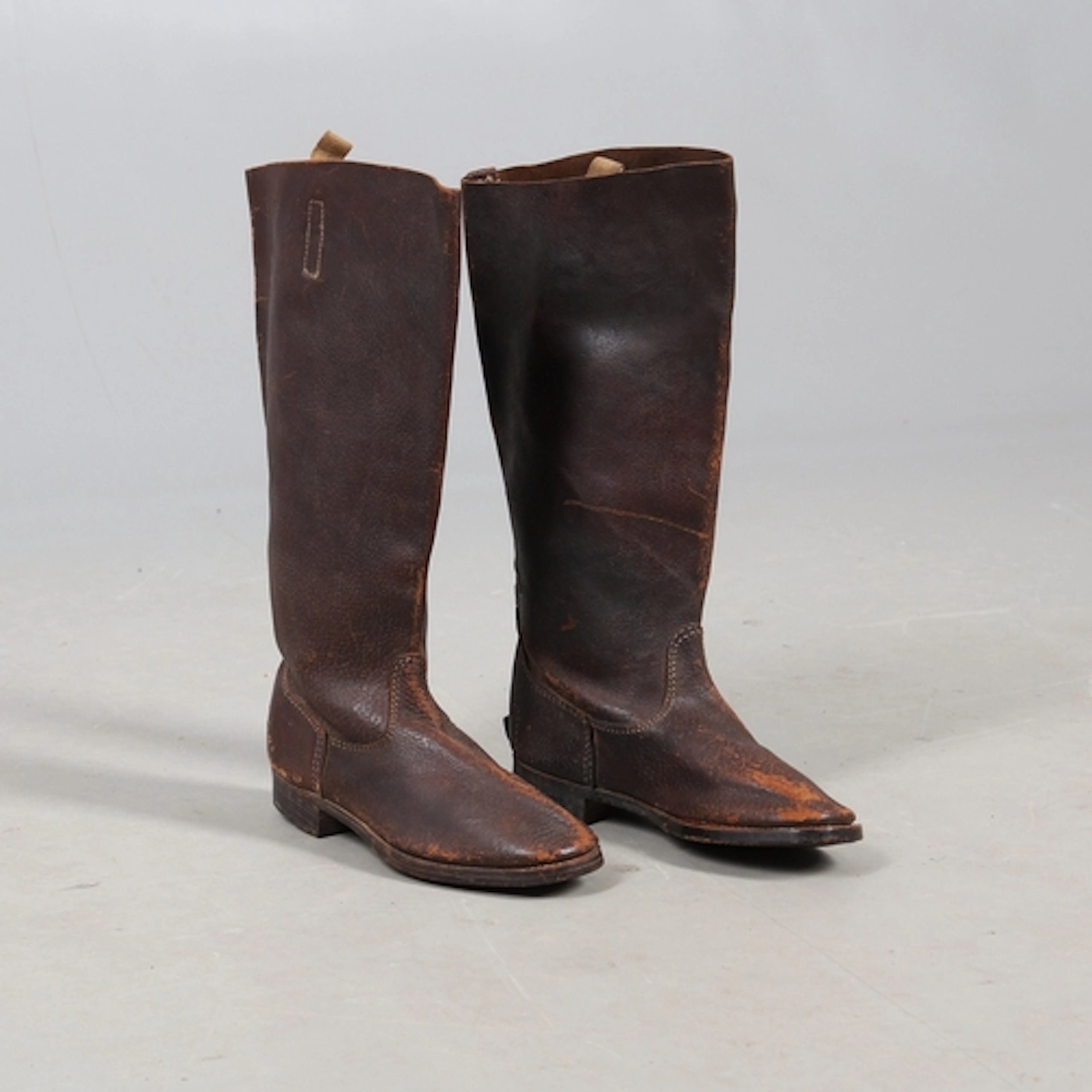 A PAIR OF SECOND WORLD WAR JAPANESE OFFICER'S LEATHER BOOTS....