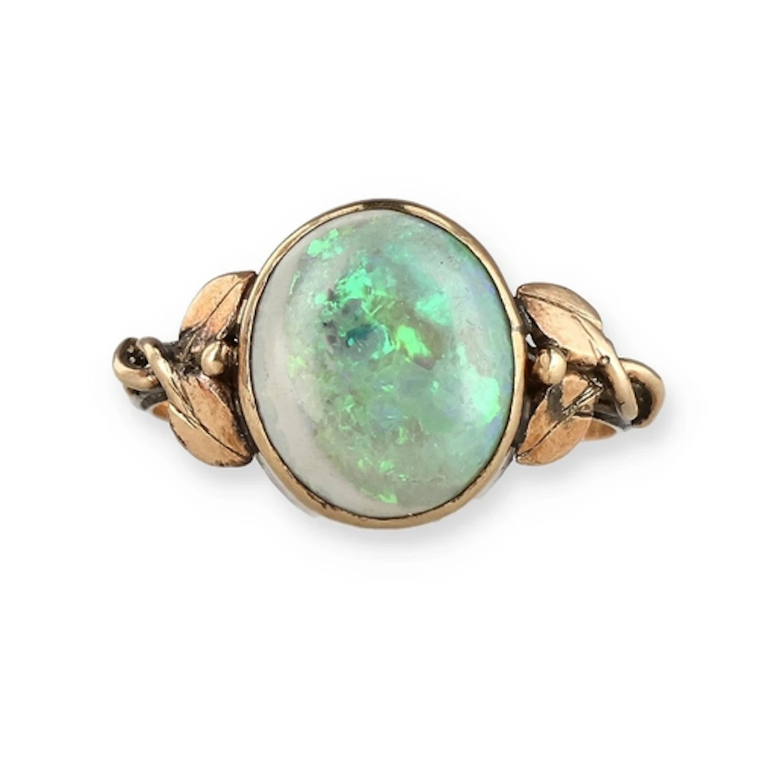 AN ANTIQUE 15 CARAT GOLD OPAL RING Weight: 2.7gms...
