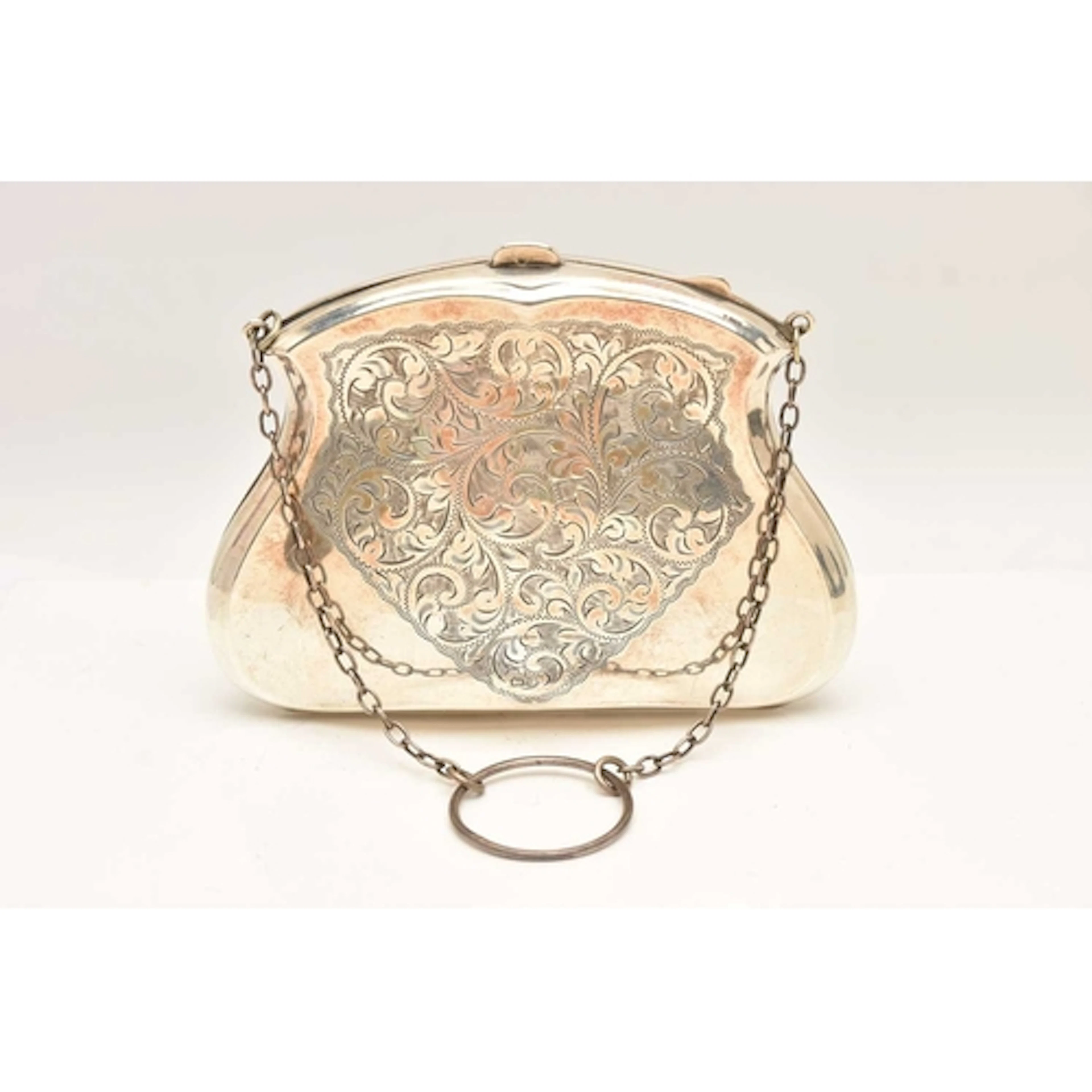 AN EARLY 20TH CENTURY SILVER PURSE, decorated with a scrolli...