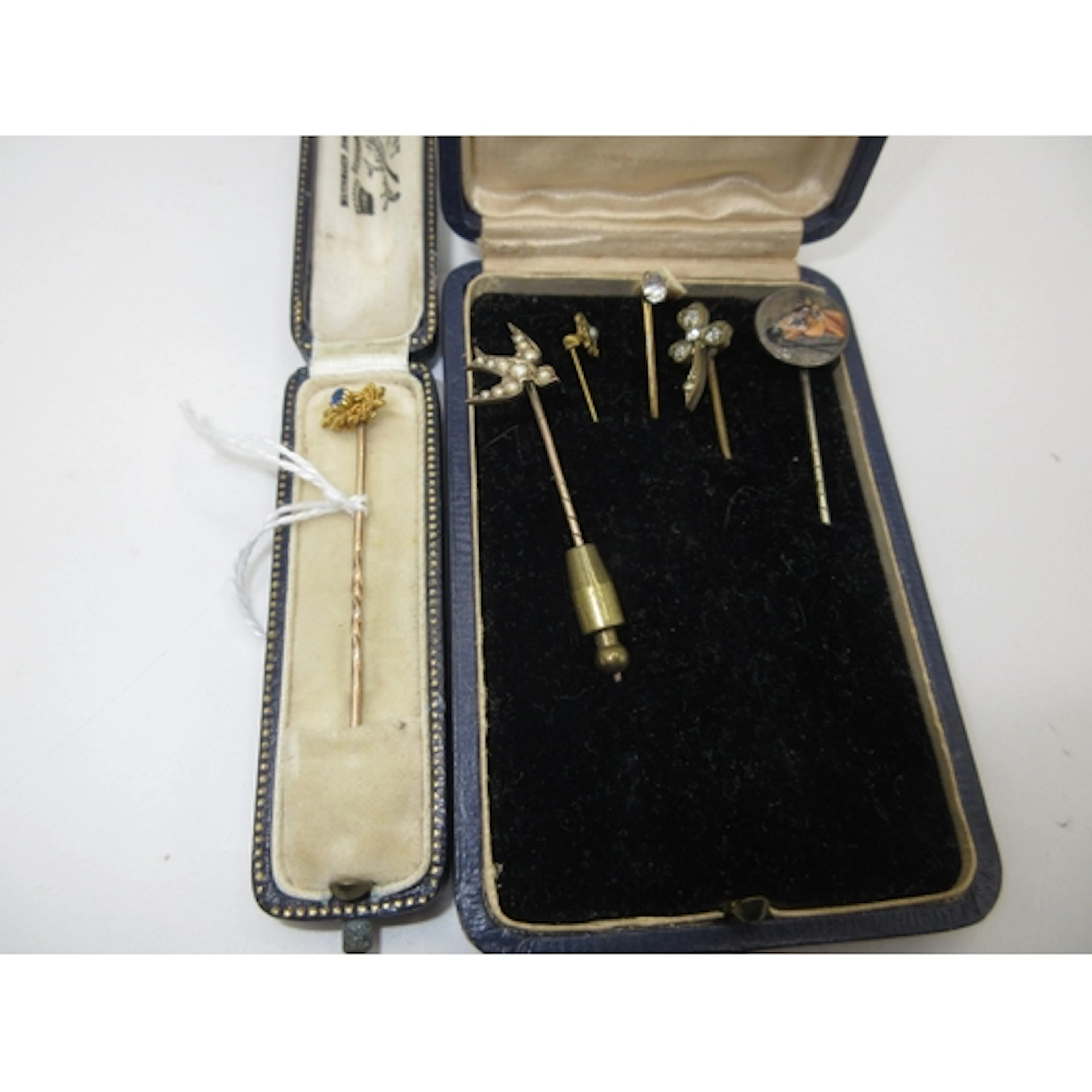 15ct Gold Tie Pin with Entwined Corded Mount Set with a Sapp...