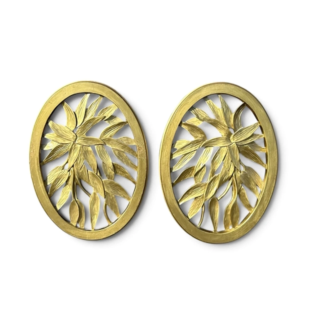 A PAIR OF GILDED CARVED WALL HANGINGS 40 x 29 cm ...