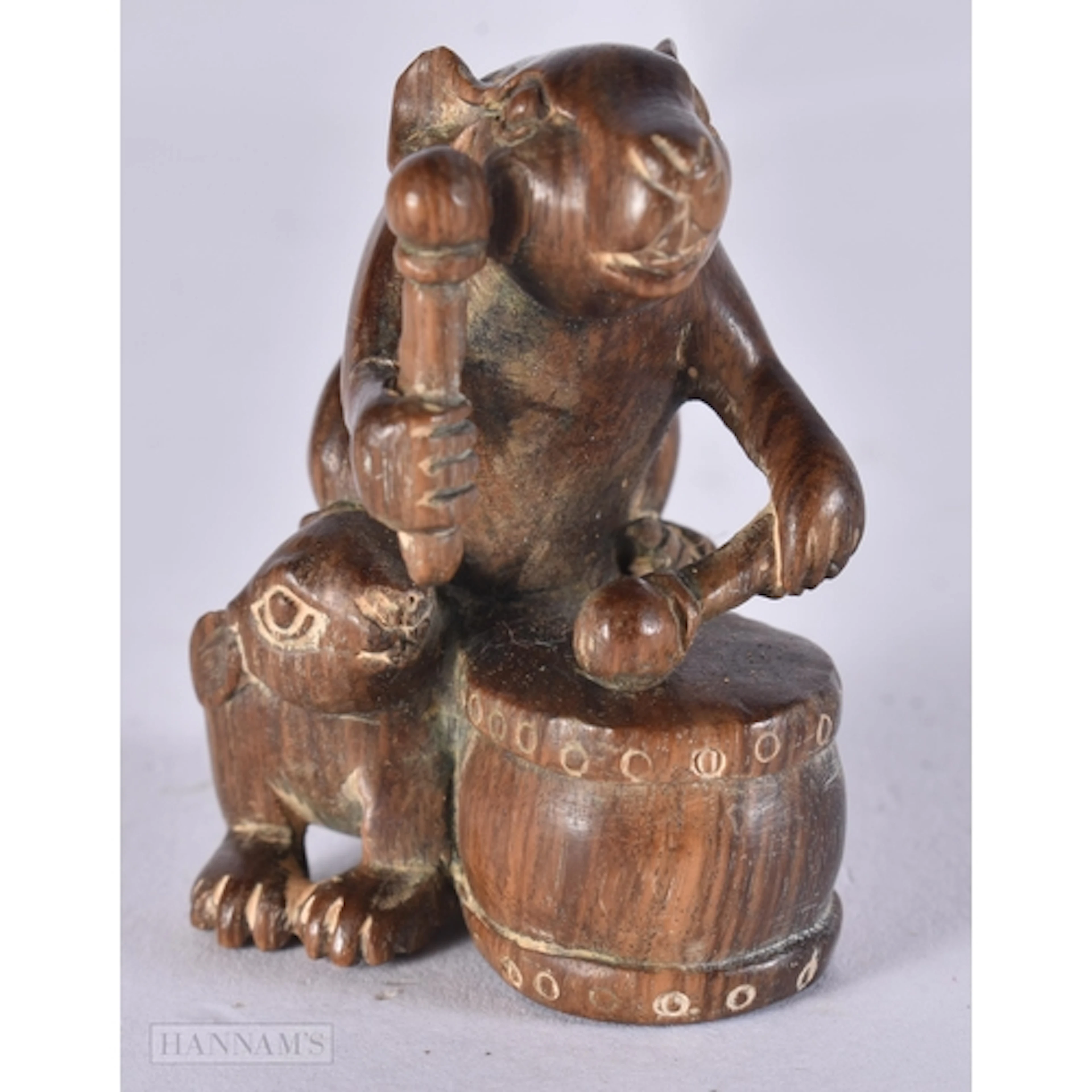 A CARVED WOOD RAT NETSUKE. 4.6 x 3.6 x 2.8 cm