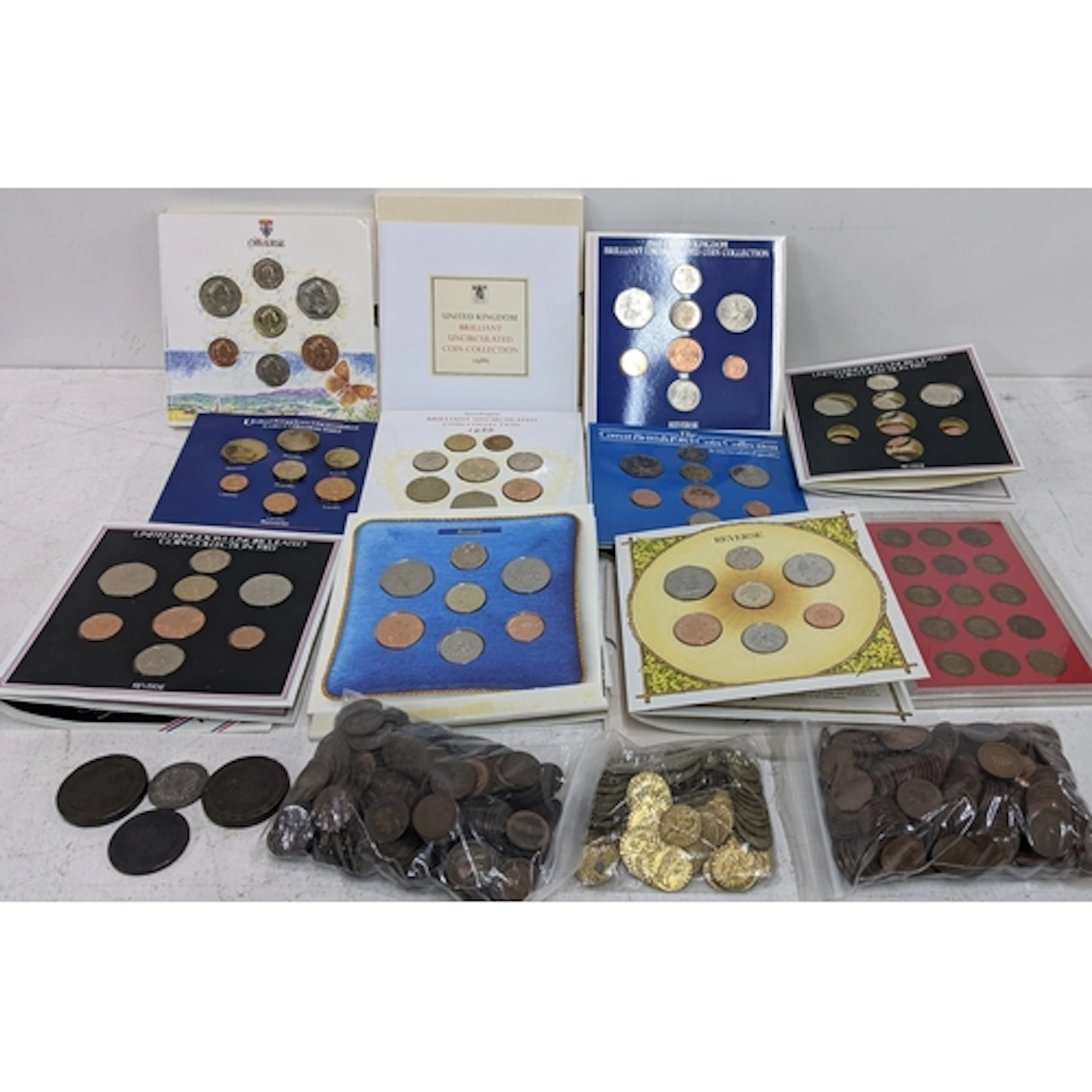 Mixed coins to include George III guinea gaming tokens, cart...