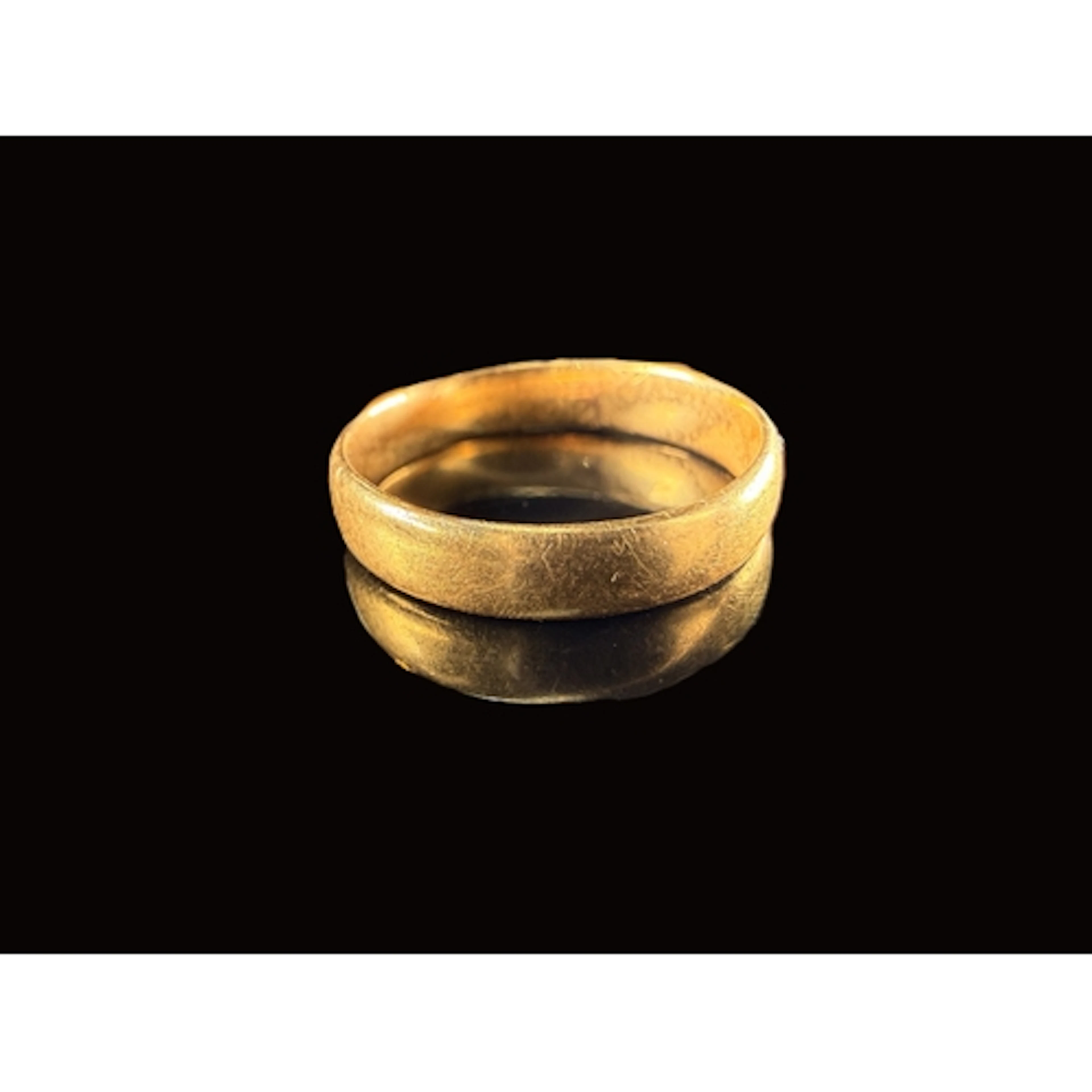 A 22ct gold wedding band 2.7gms