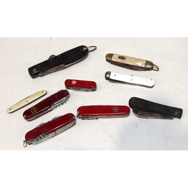 A small collection of vintage penknives. 9 in lot