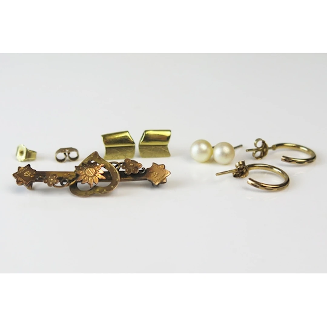 Assorted 9ct gold stud earrings and a 9ct gold bar brooch (A...