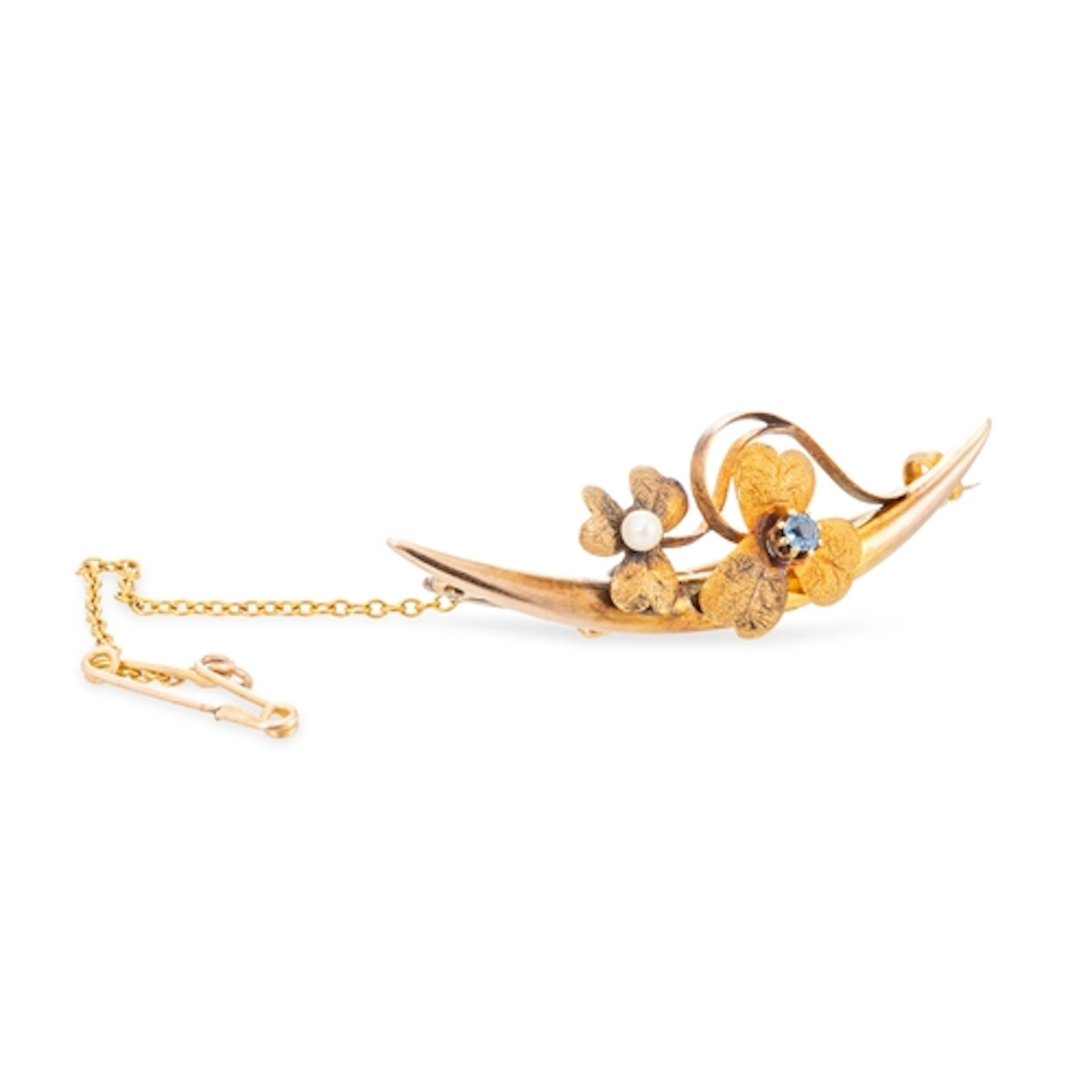 AN ANTIQUE 15CT GOLD CRESCENT BROOCH, with applied floral mo...