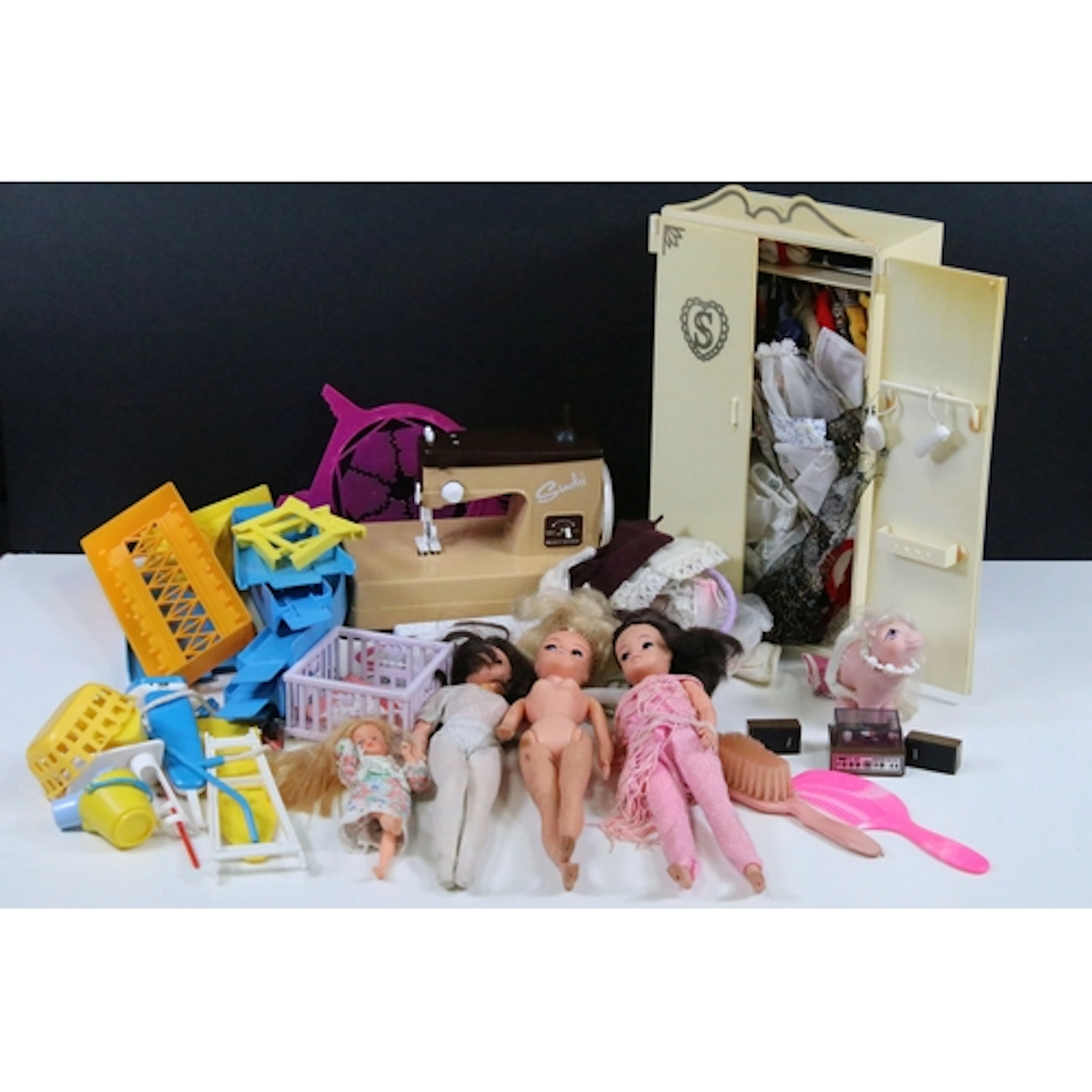 Sindy - Collection of Pedigree Sindy items to include 3 x Si...