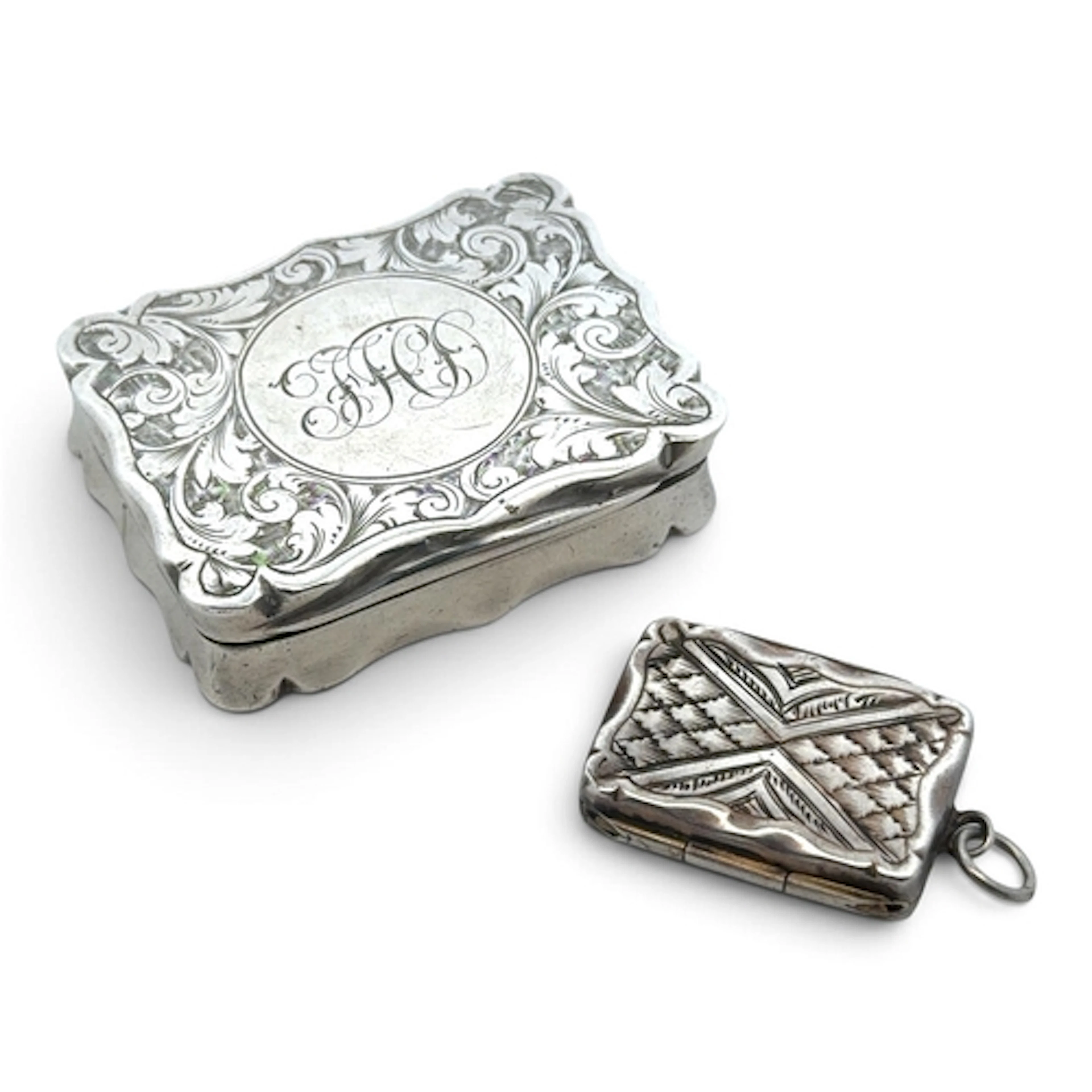 SILVER SNUFF BOX AND A VINAIGRETTE. An Edwardian silver snuf...