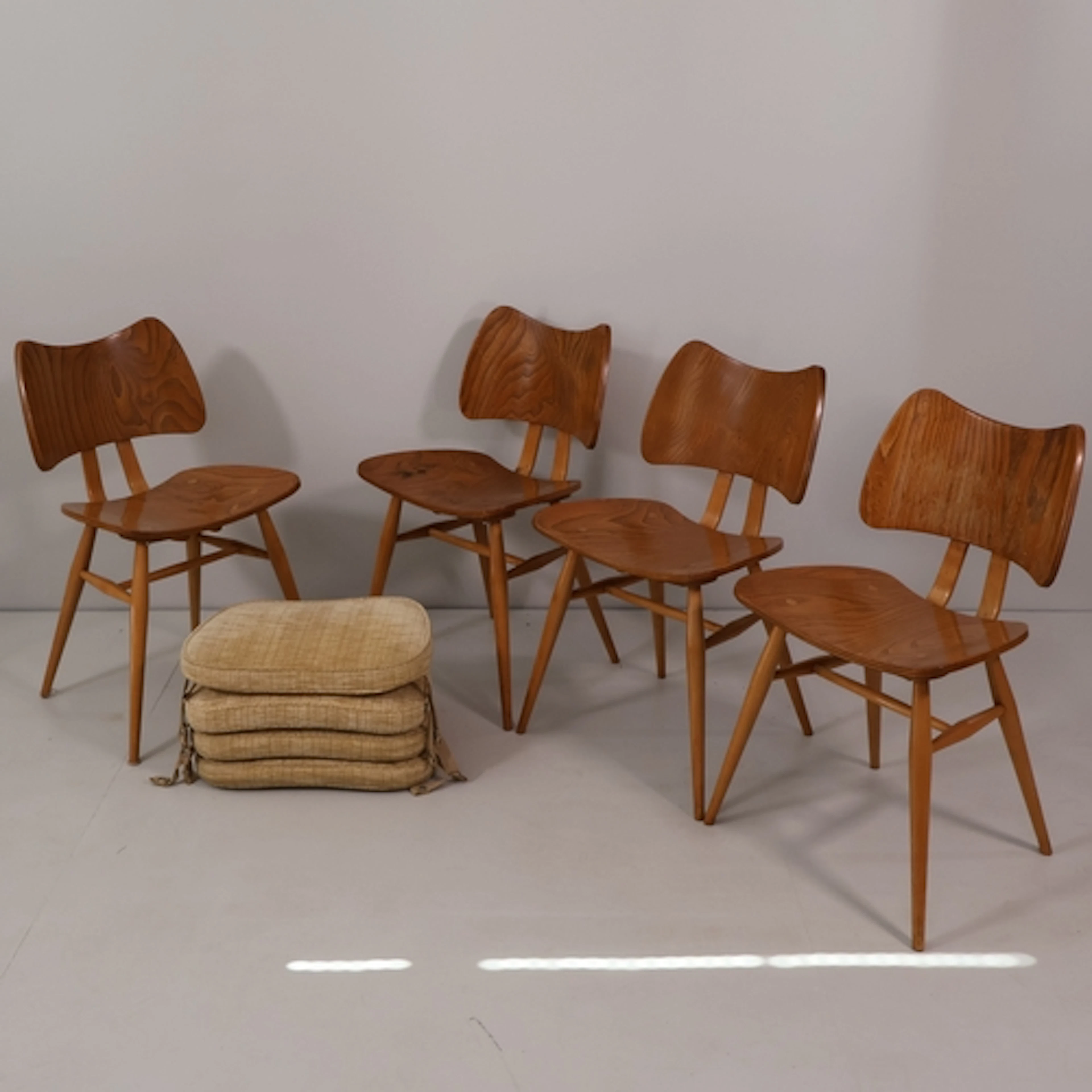 Ercol - A set of four Mid Century model 401 'Butterfly' chai...