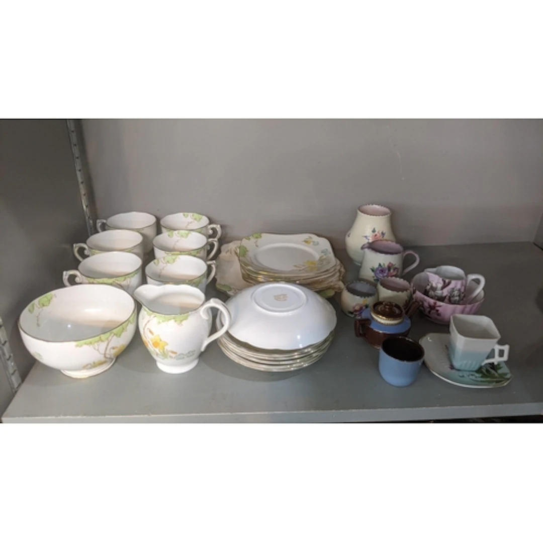 Teaware to include an Art Deco Roslyn china Springtime patte...