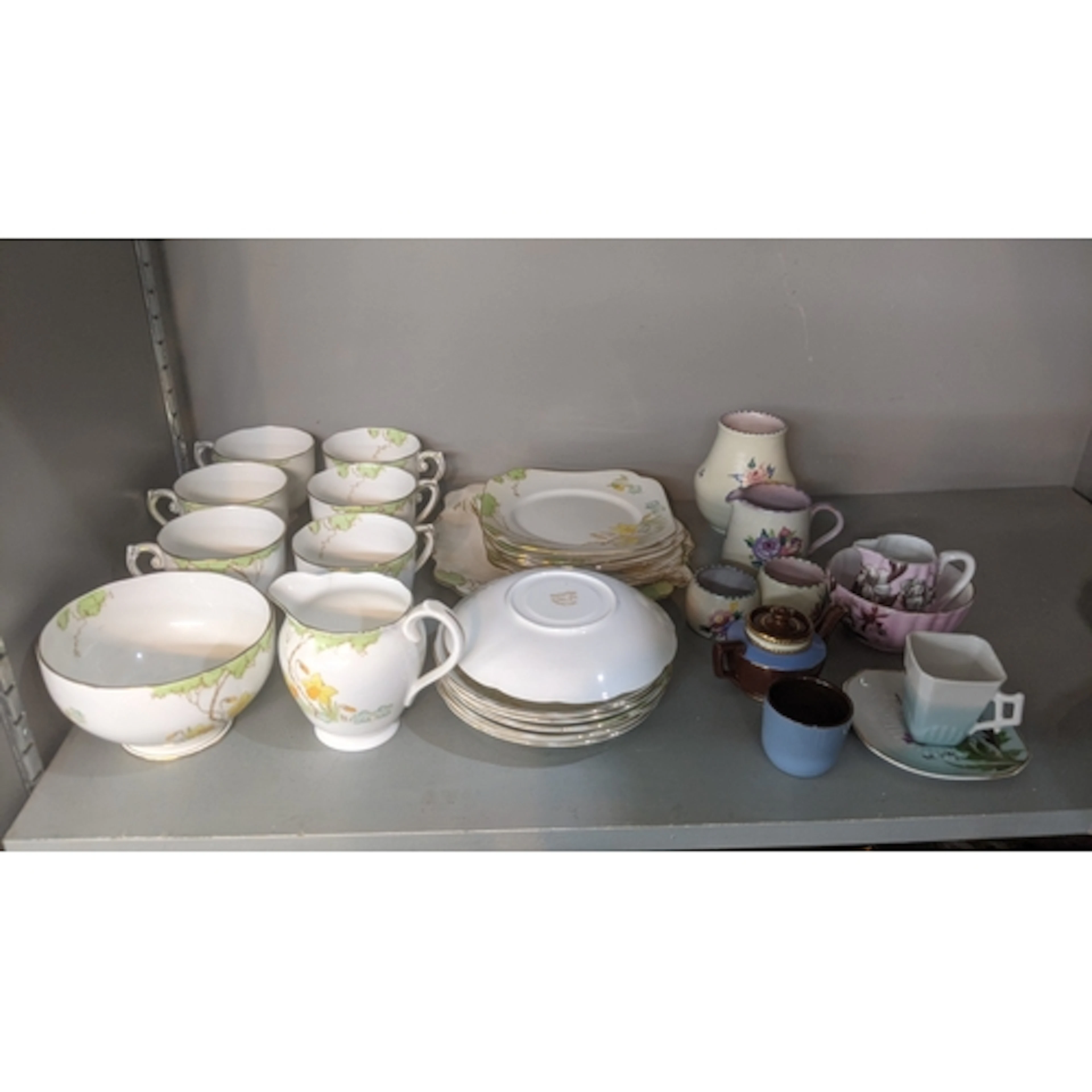 Teaware to include an Art Deco Roslyn china Springtime patte...