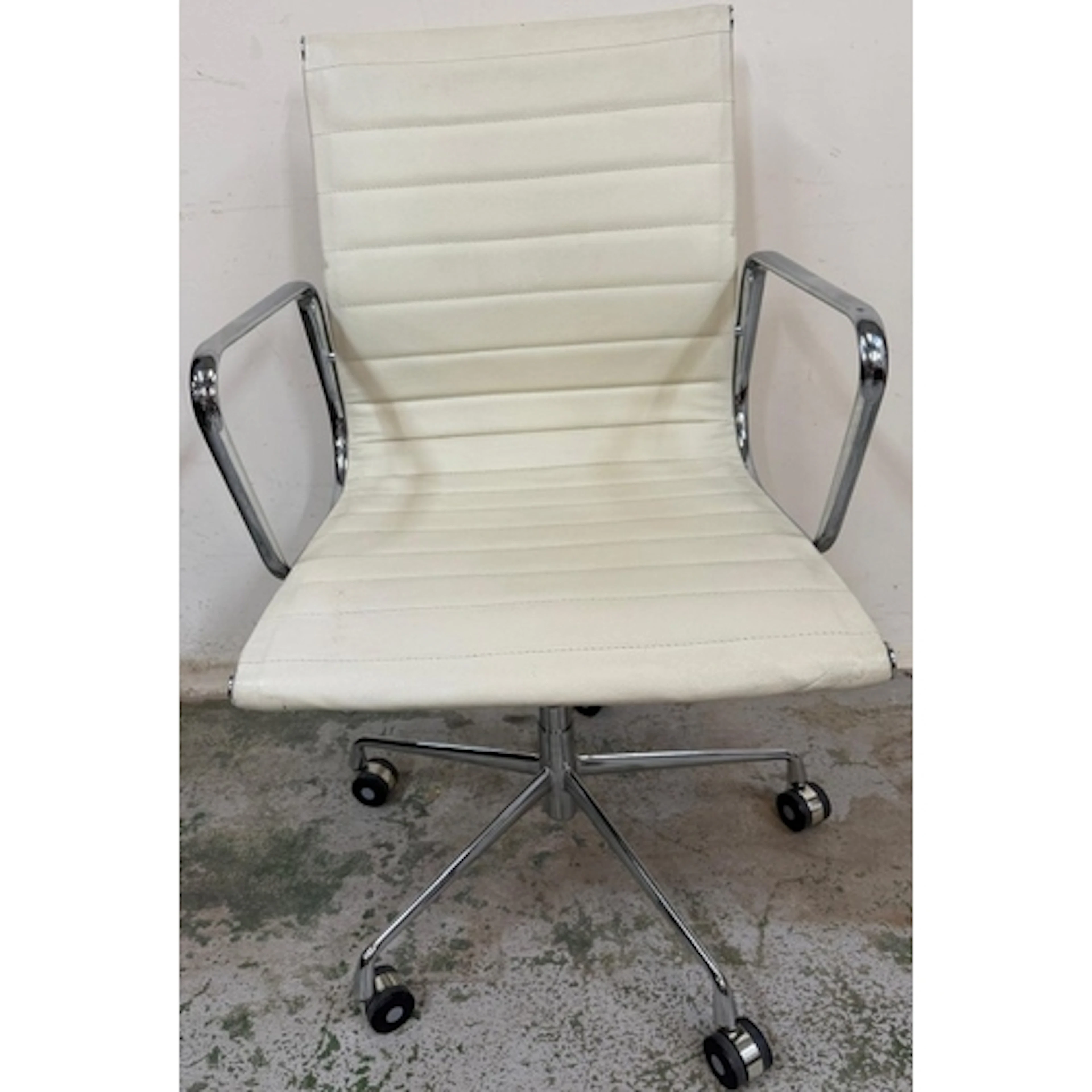 Eames style desk chair General wear