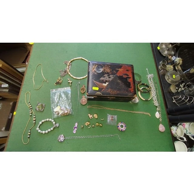 A mixed lot of costume jewellery and small objects, includin...