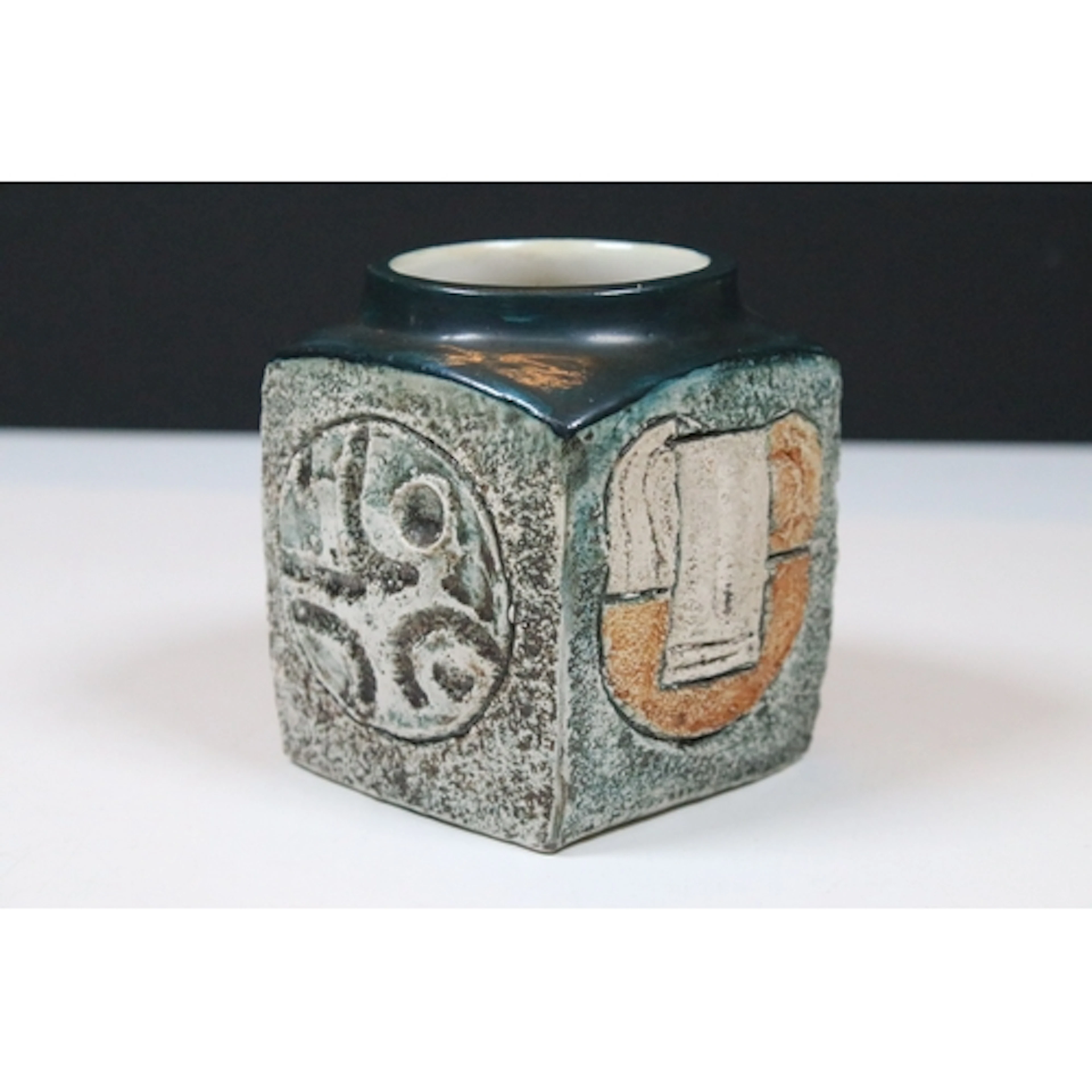 Troika pottery marmalade pot, by Louise Jinks, having blue g...