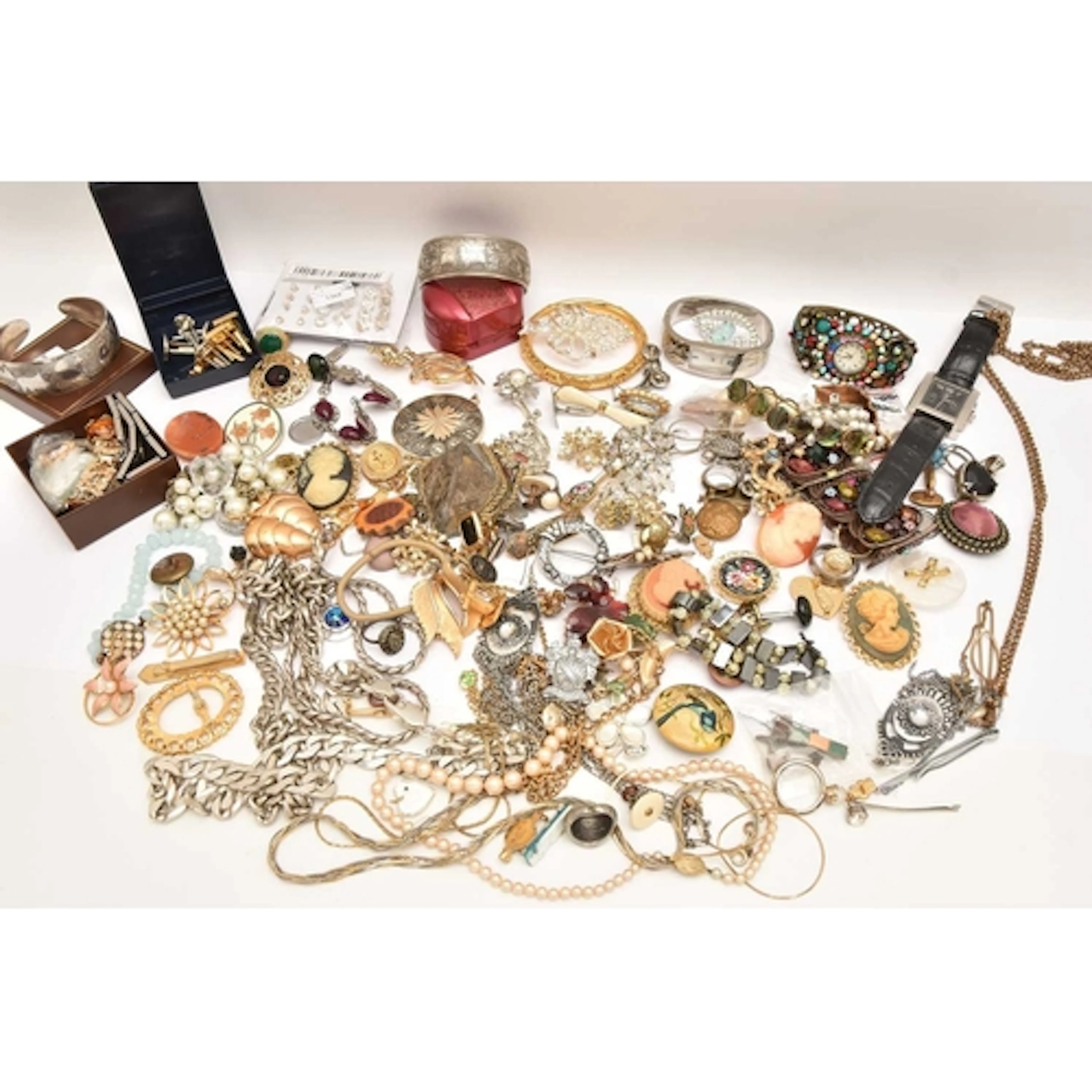 AN ASSORTMENT OF COSTUME, to include a 'Sarah Coventry' brac...