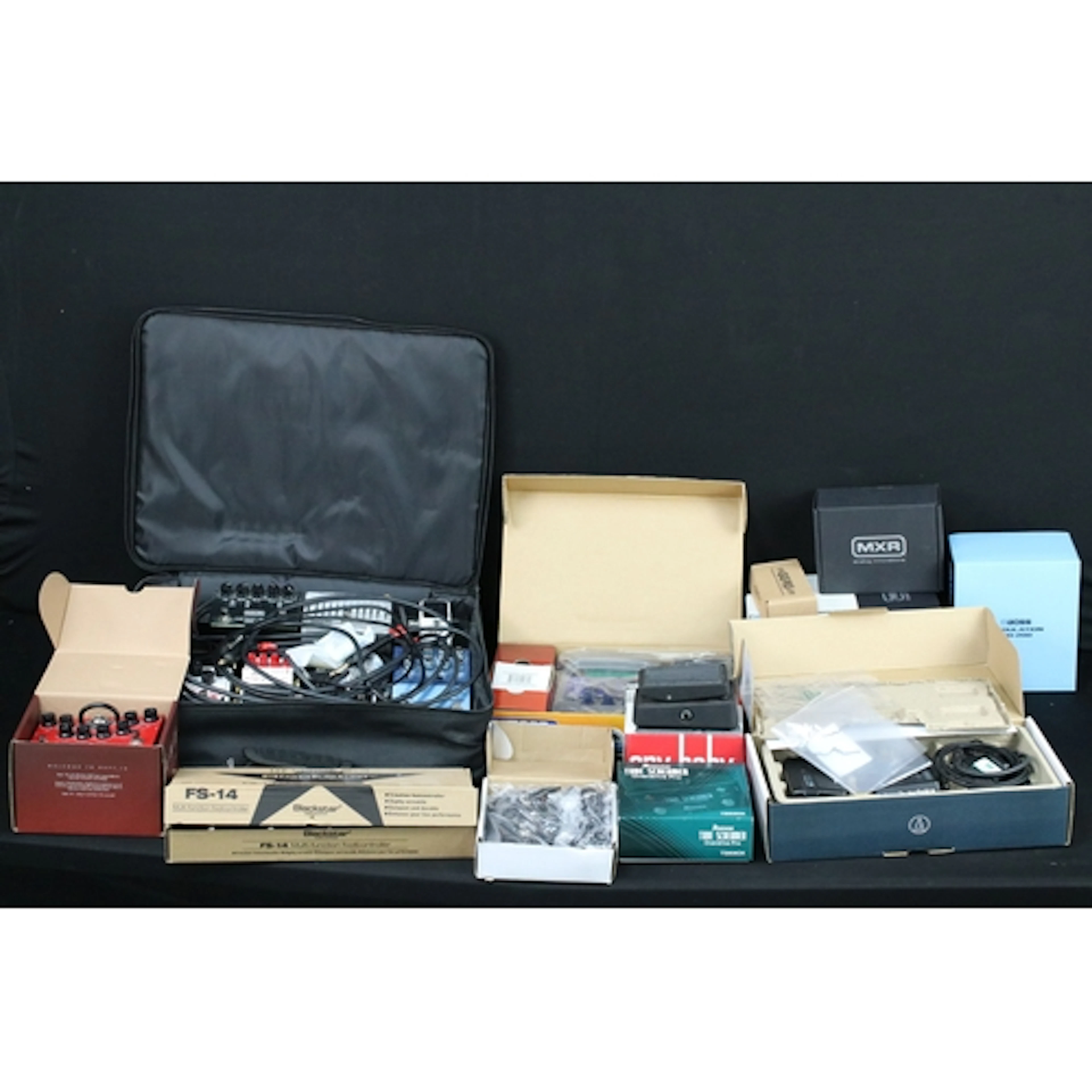Pedaltrain Classic JR with Soft Case with 16 electric guitar...
