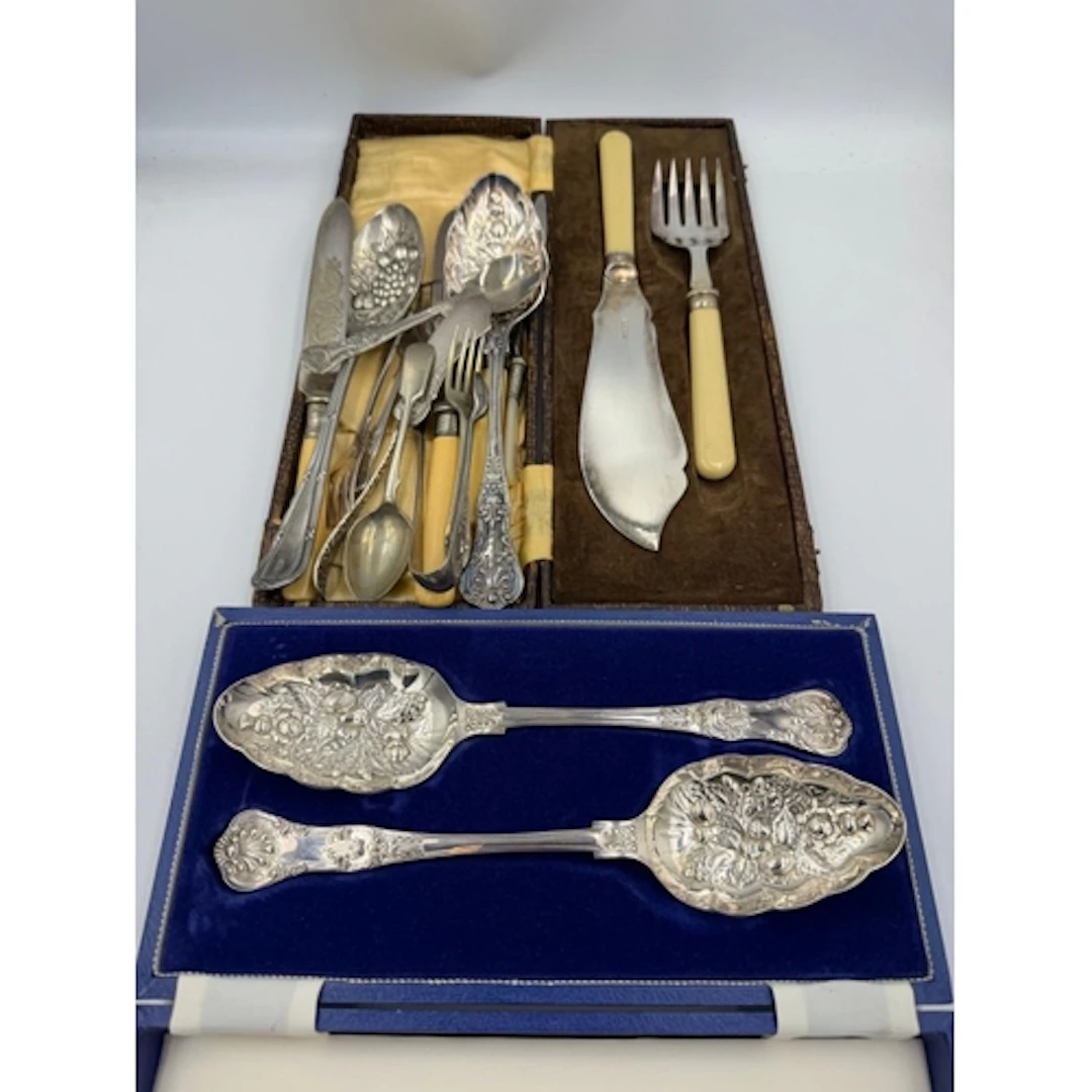 A selection of silverplate and EPNS flatware some cased to i...