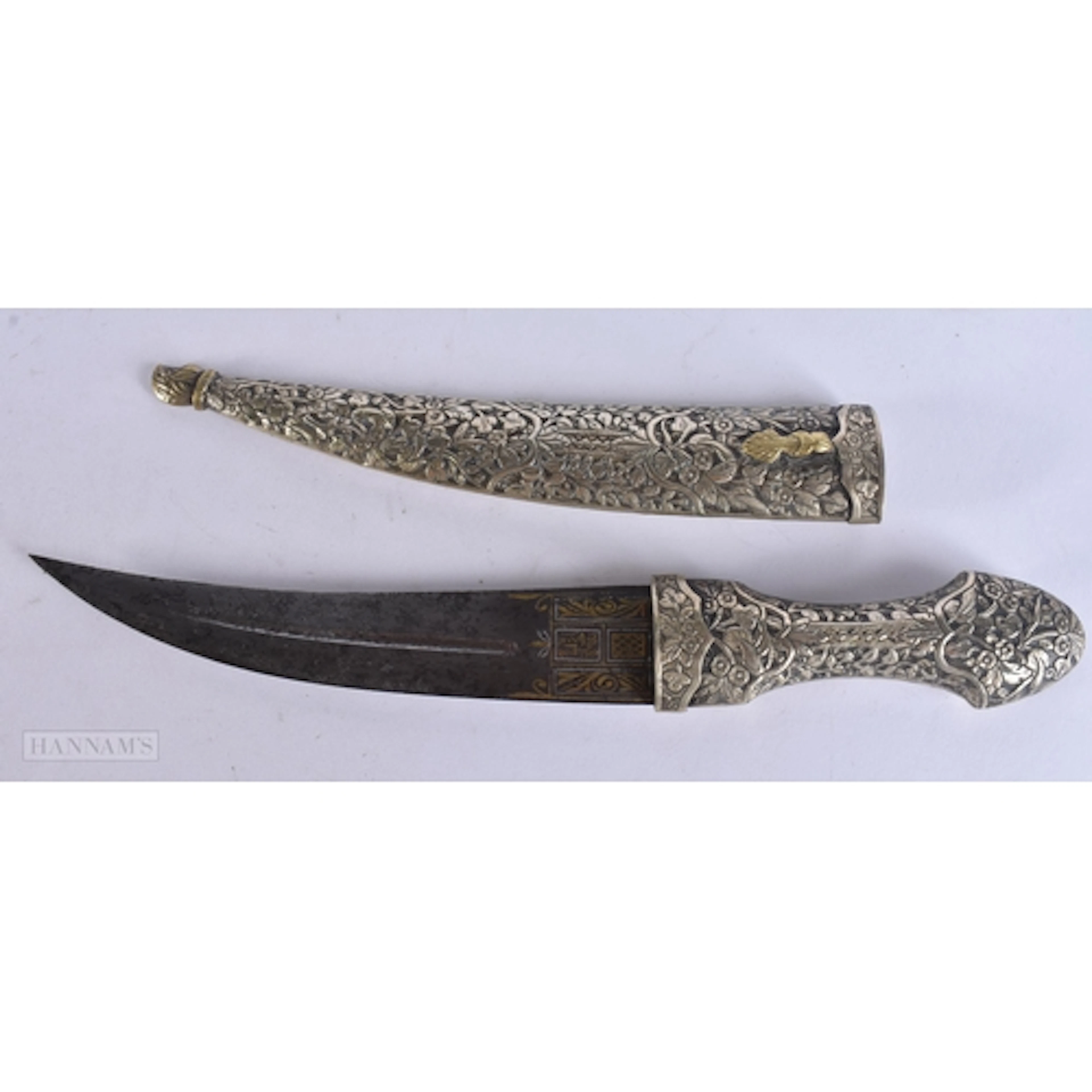 AN ISLAMIC MIDDLE EASTERN DAGGER. 26.5 cm long.