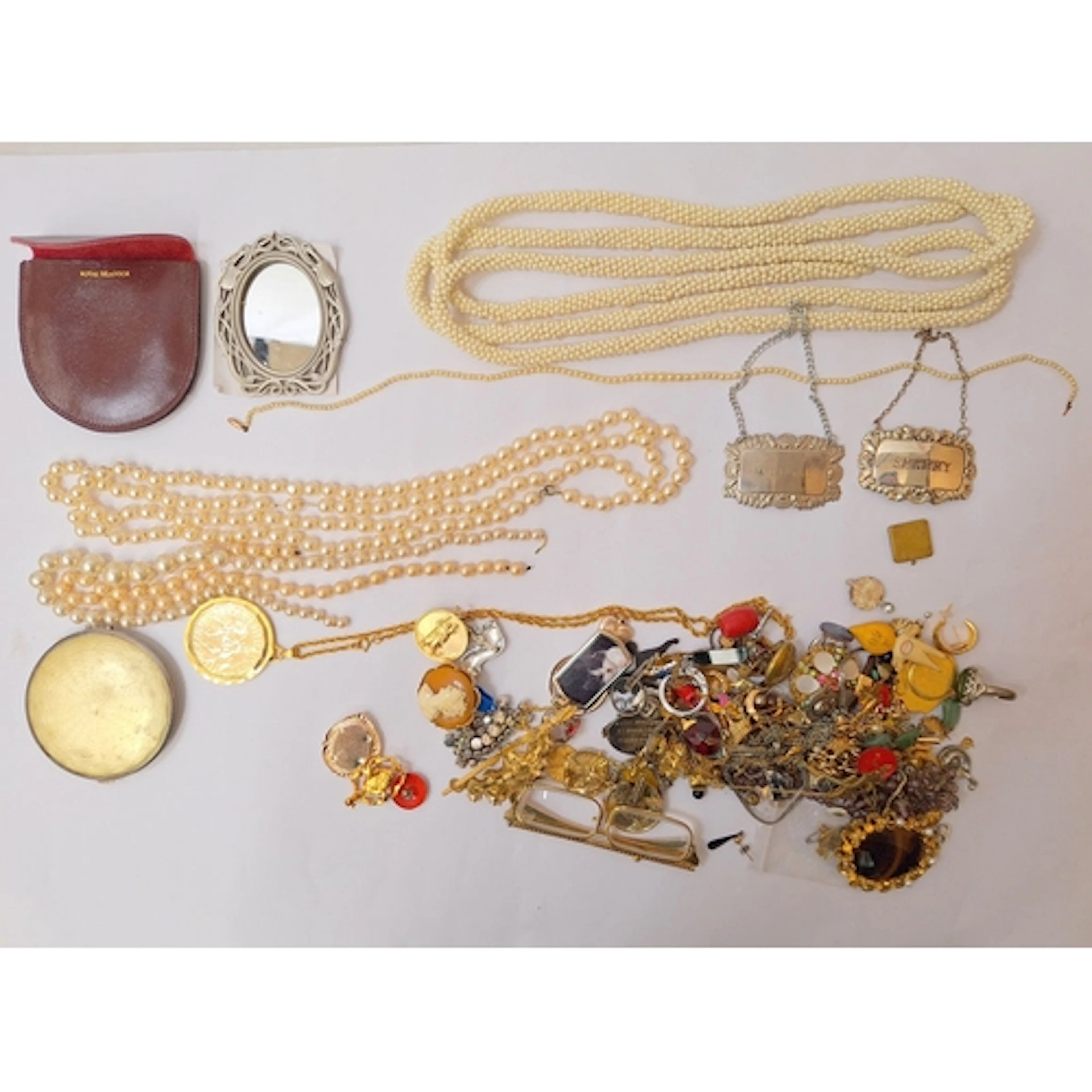 Vintage Jewellery incl. faux pearls, vintage compact, vintag...