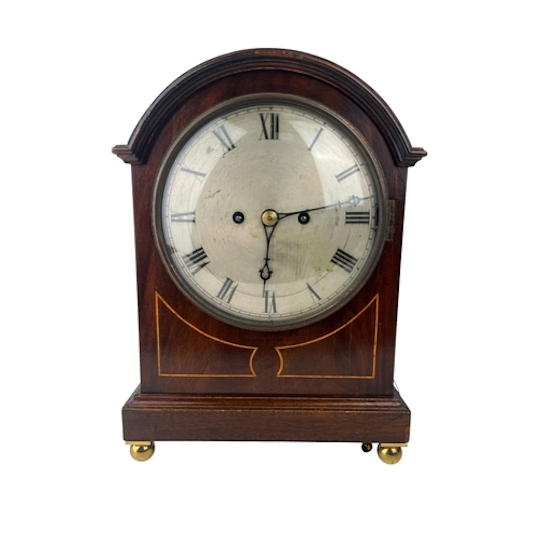 A REGENCY STYLE MAHOGANY BOXWOOD STRUNG DOMED TOP BRACKET CL...