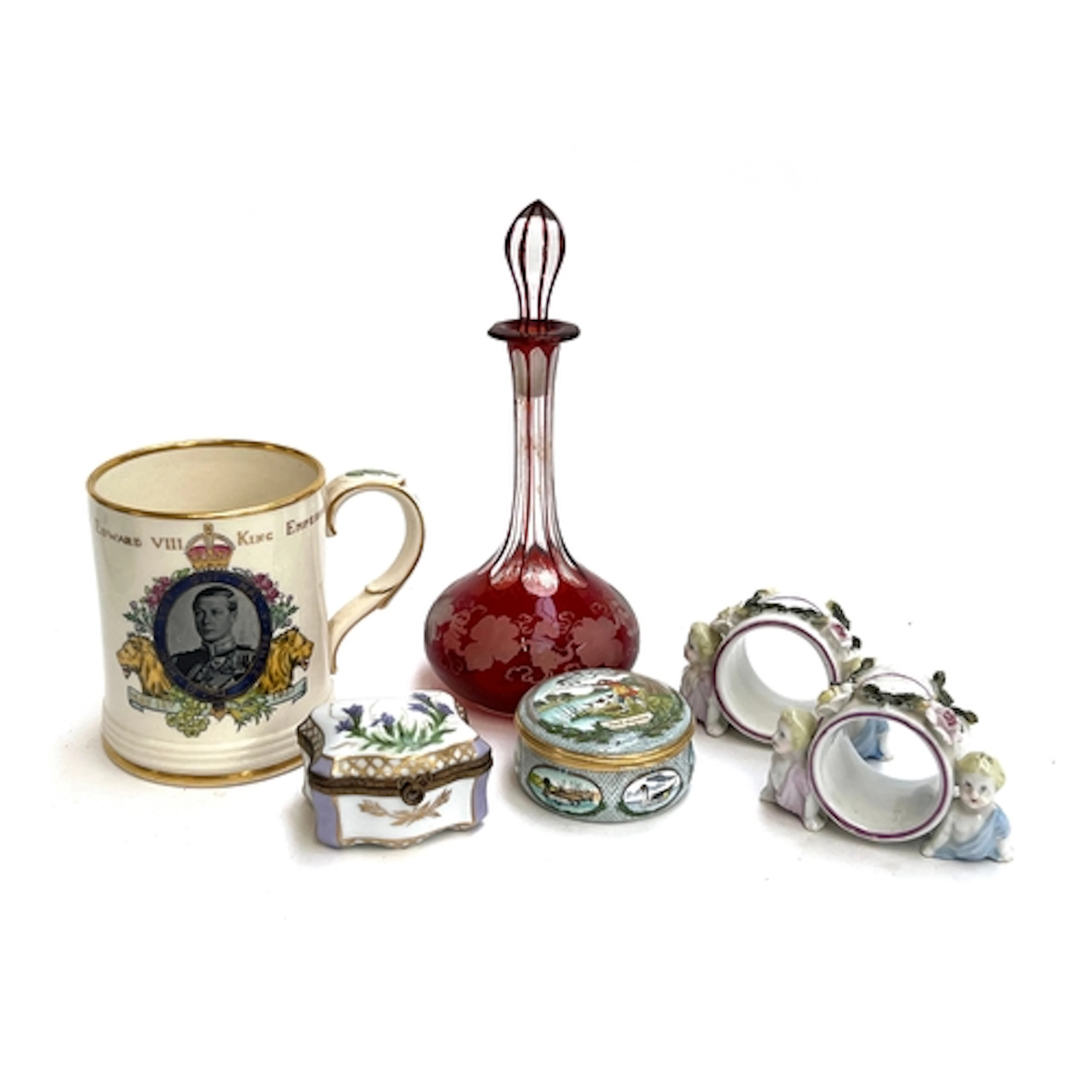 A mixed lot to include Limoges trinket pot, Halcyon days pot...