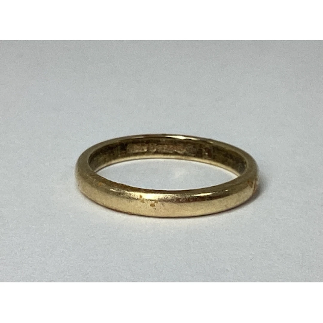 A 9ct Gold Plain Wedding Band, (finger size M1/2). 2.4grams.