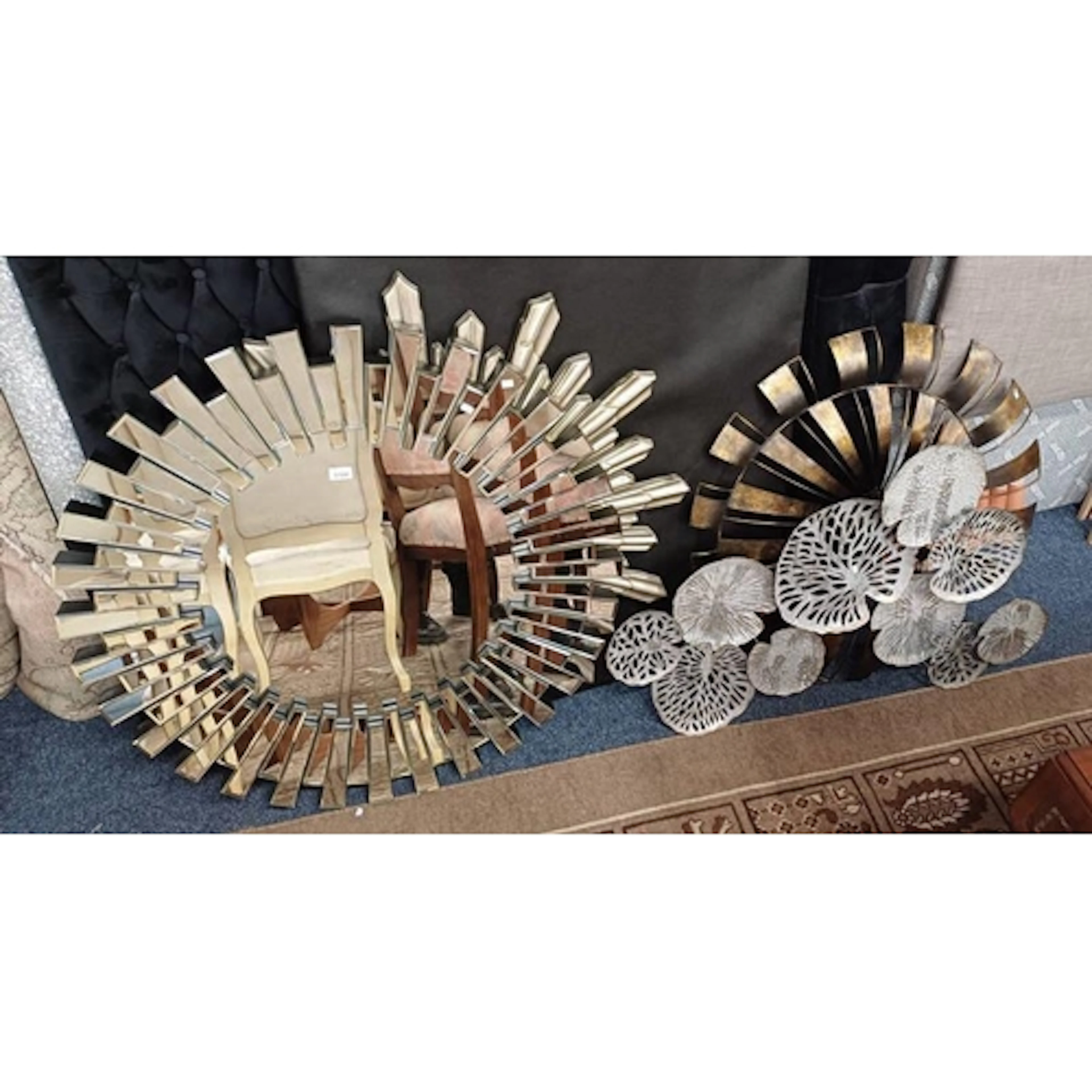 2 DECORATIVE MIRRORS & 2 METAL WALL ART PIECES