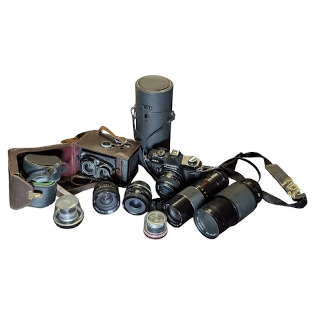 A collection of vintage 20th century cameras and accessories...