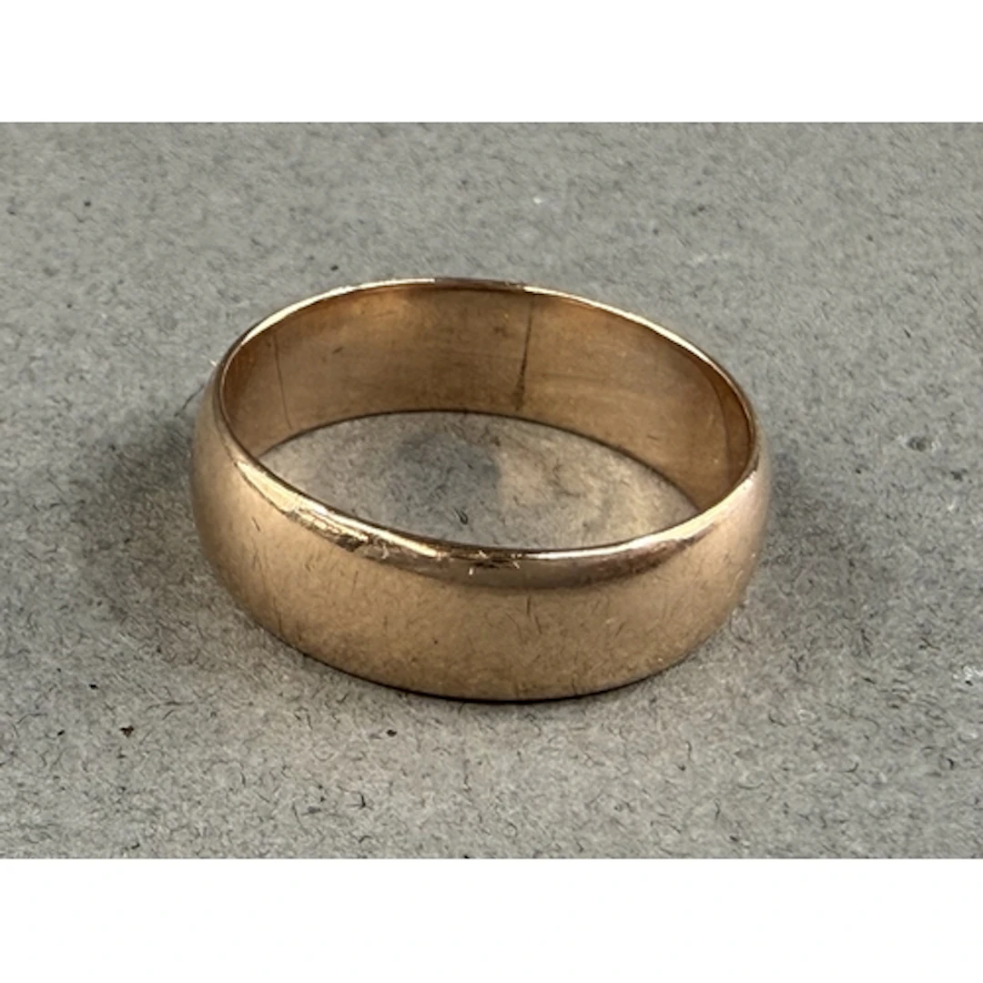 Jewellery: an Edward VII 9ct yellow gold wedding band, Birmi...