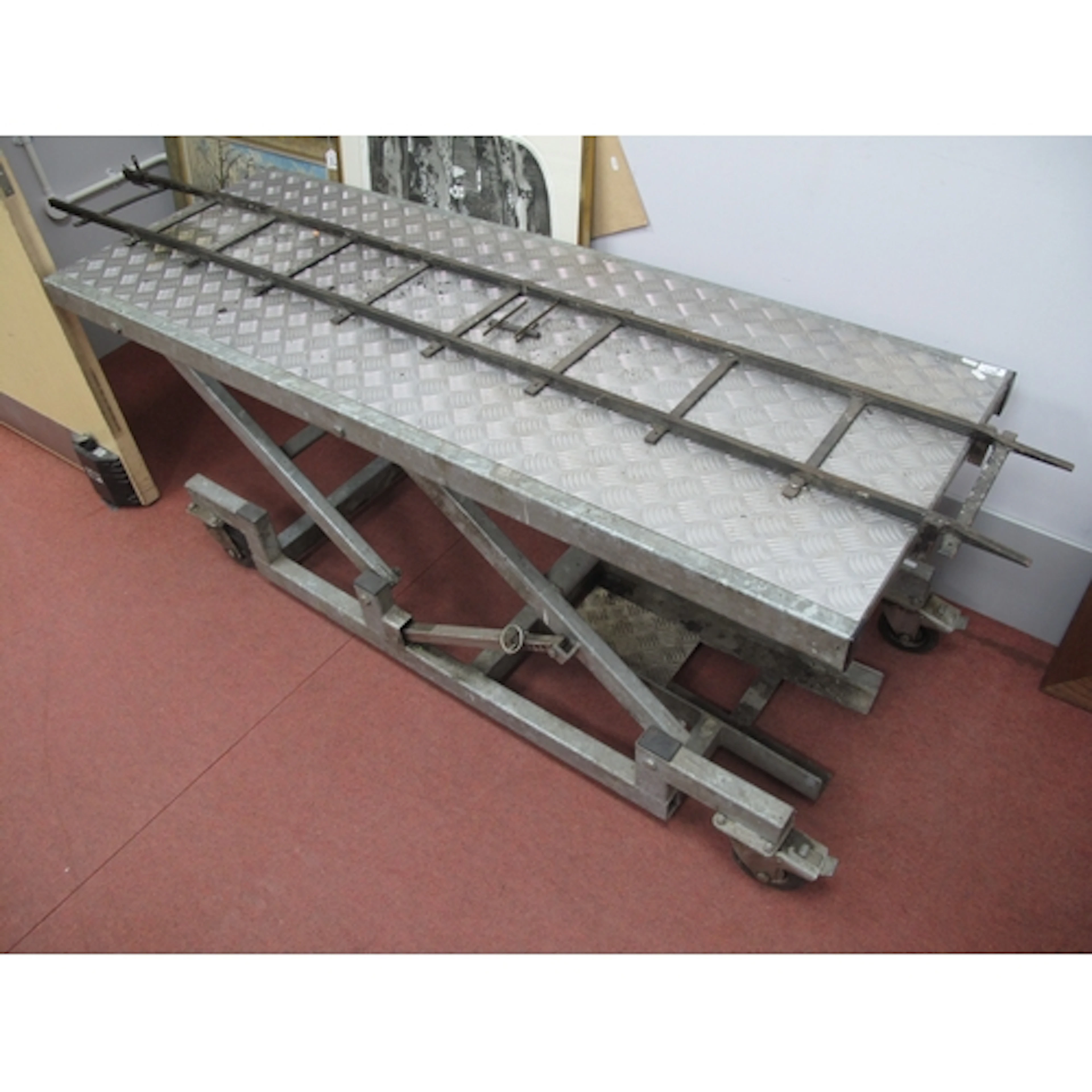 Locomotive Lift for a Model Locomotive, with scissor frame o...