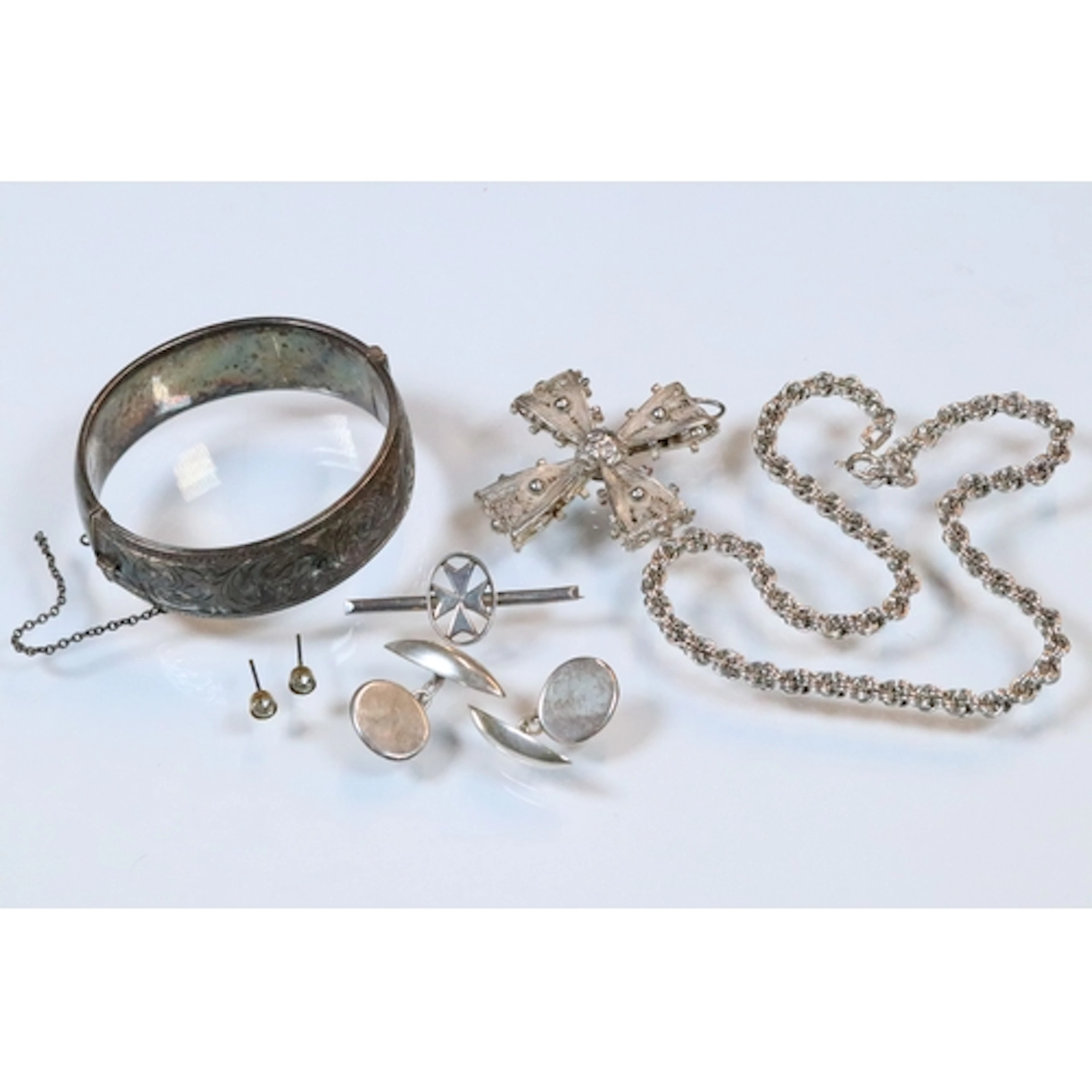 Group of silver and white metal jewellery to include a chunk...