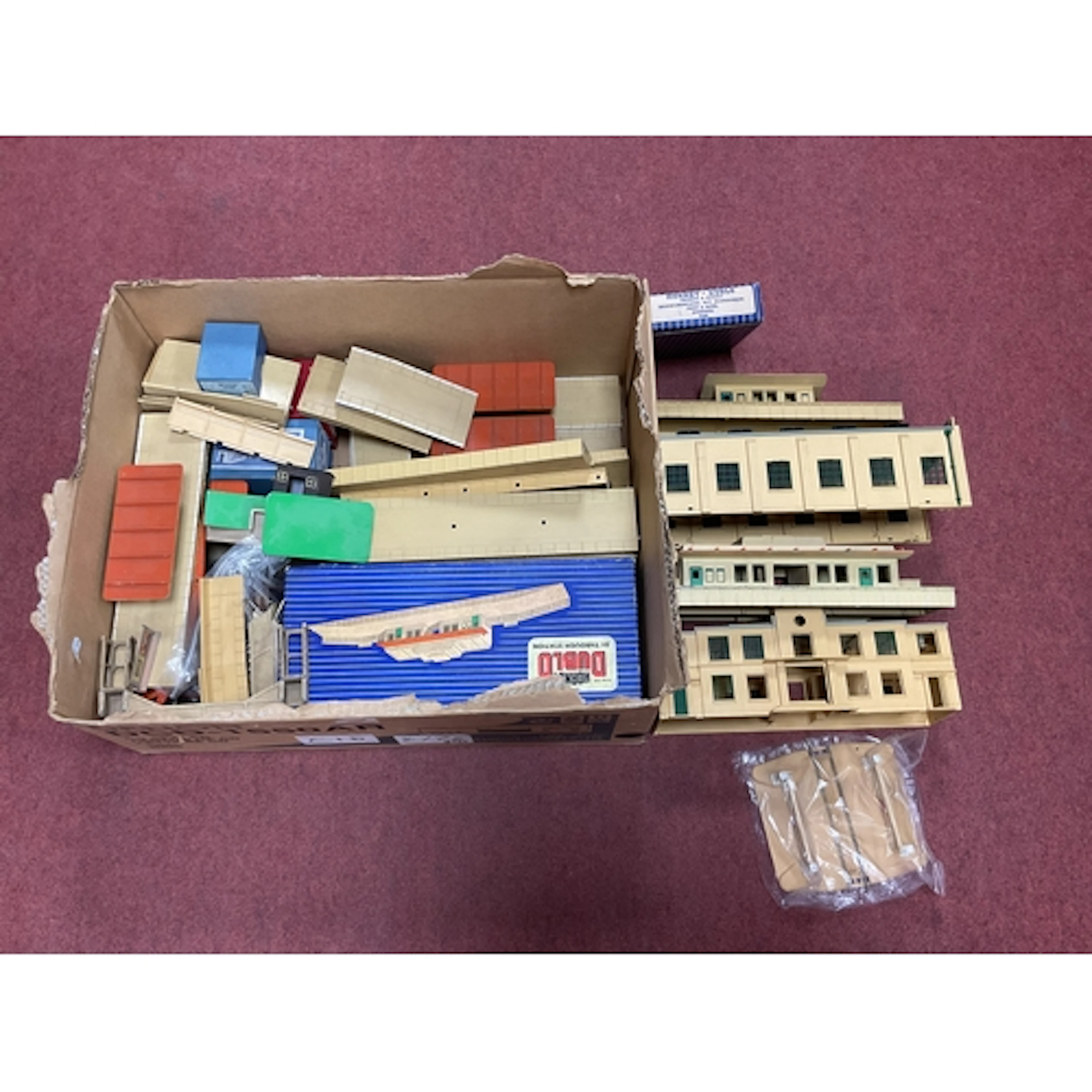 A quantity of Hornby-Dublo 00 gauge buildings and accessorie...