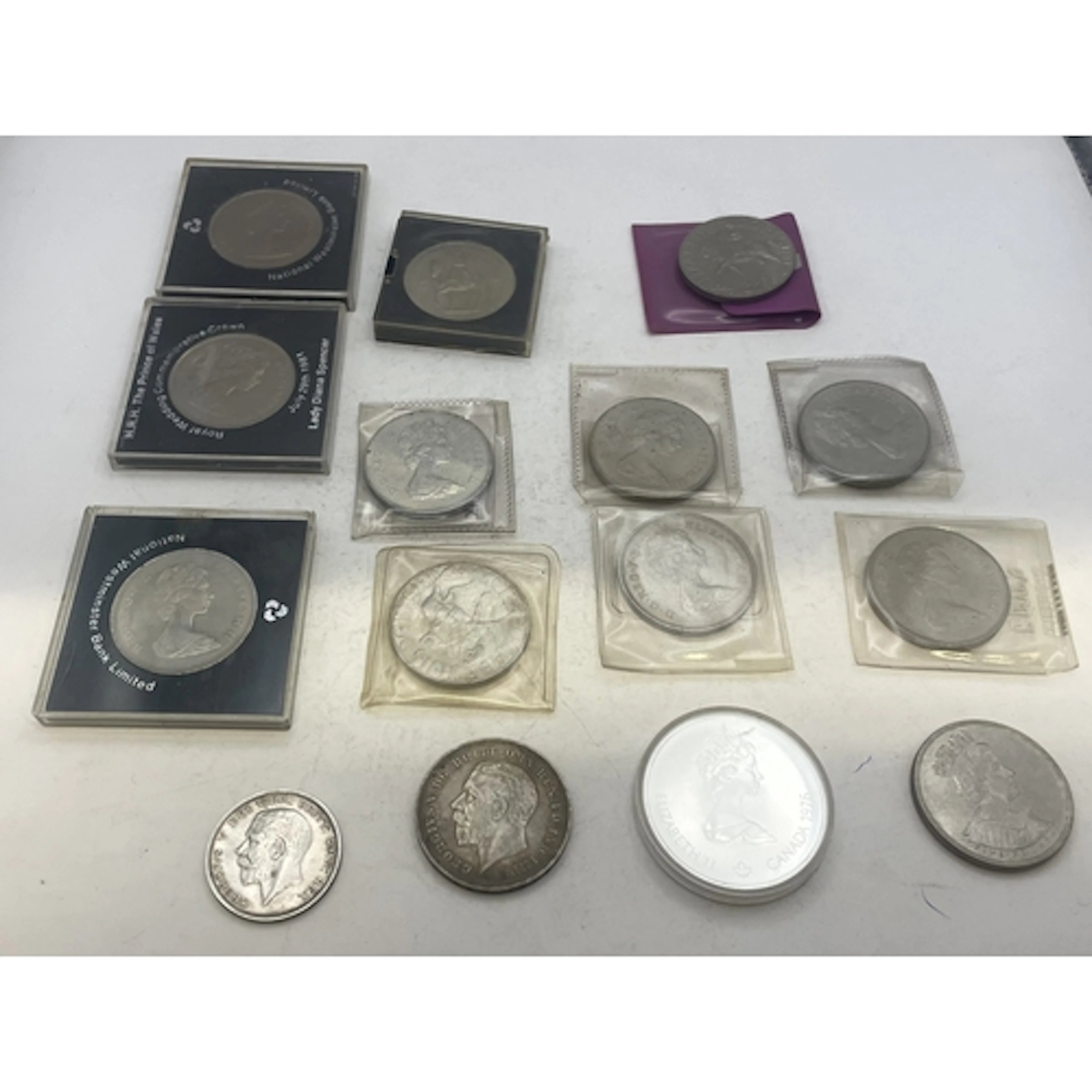 Mixed coinage to include a 1917 Half Crown, a 1935 Crown, 19...