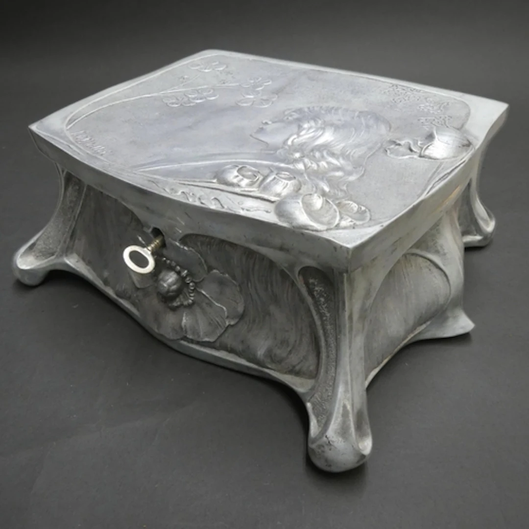 A heavy gauge Art Nouveau pewter trinket box, the bombe body...
