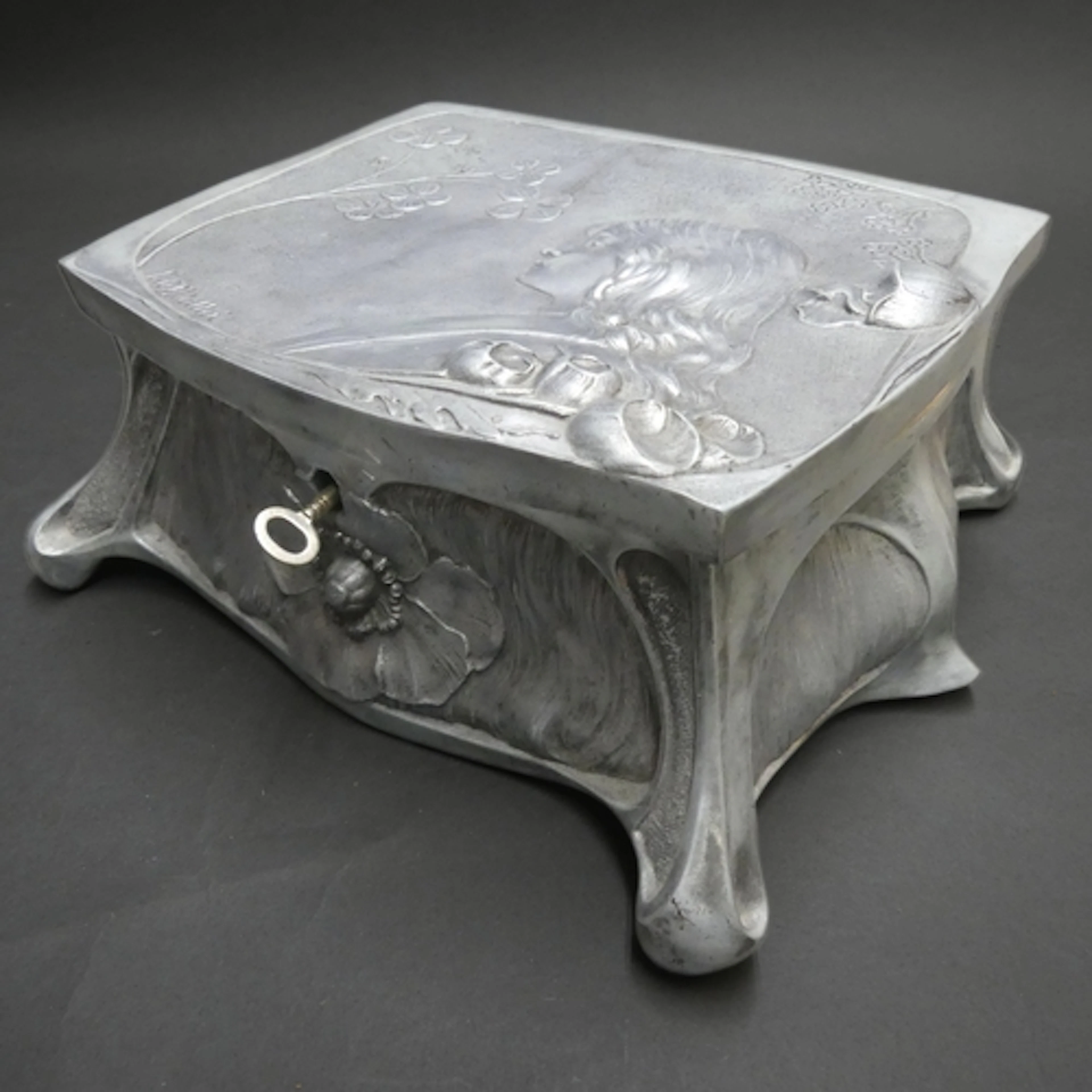 A heavy gauge Art Nouveau pewter trinket box, the bombe body...