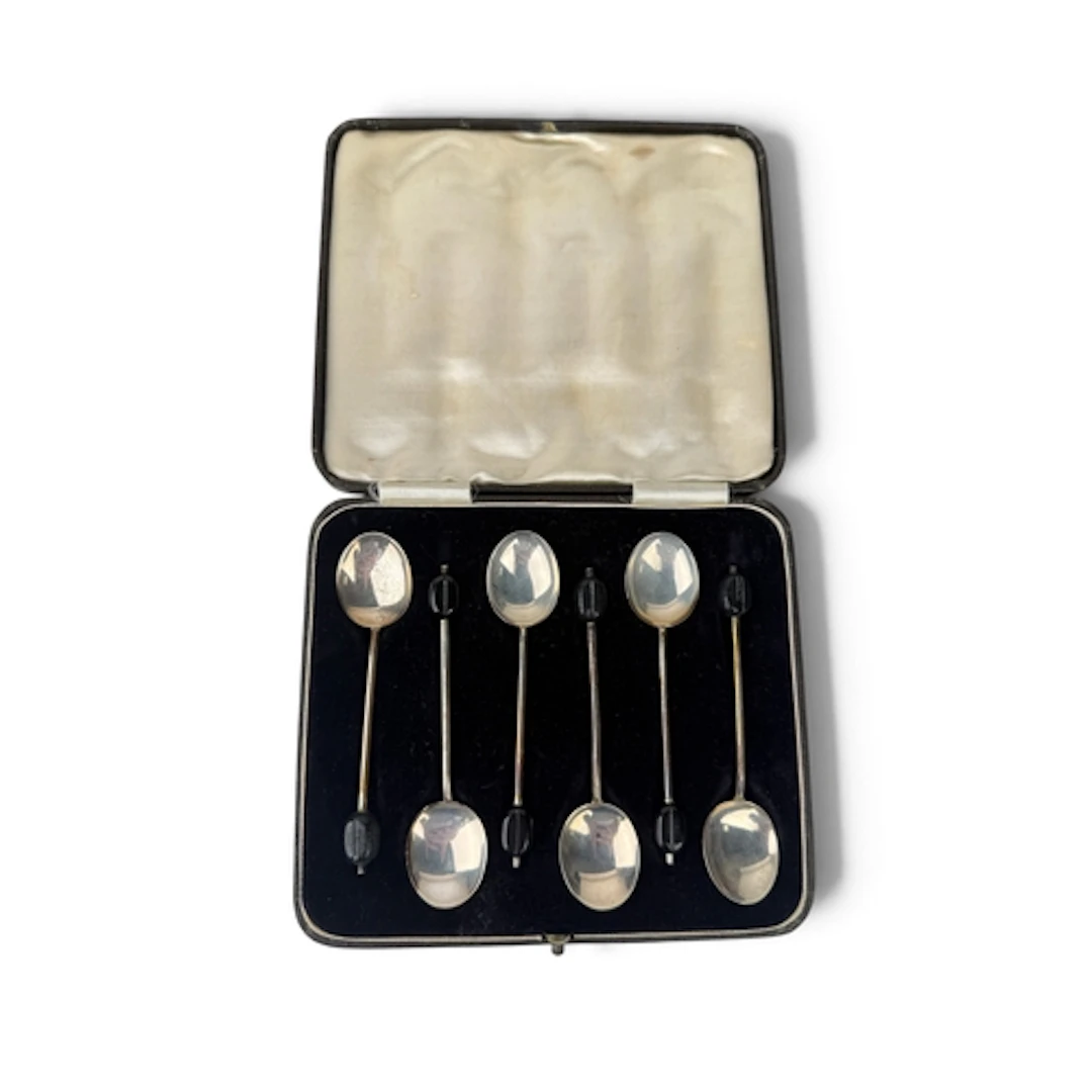 A SET OF SILVER BEAN END COFFEE SPOONS Total weight:: 40gms ...