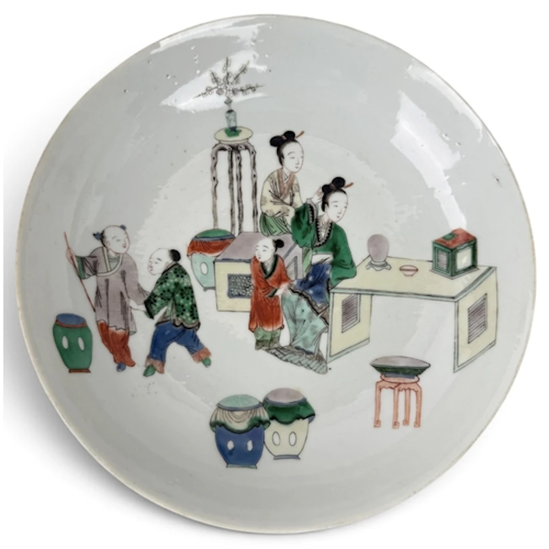 A CHINESE KANGXI STYLE FAMILLE VERTE PLATE DECORATED WITH FI...