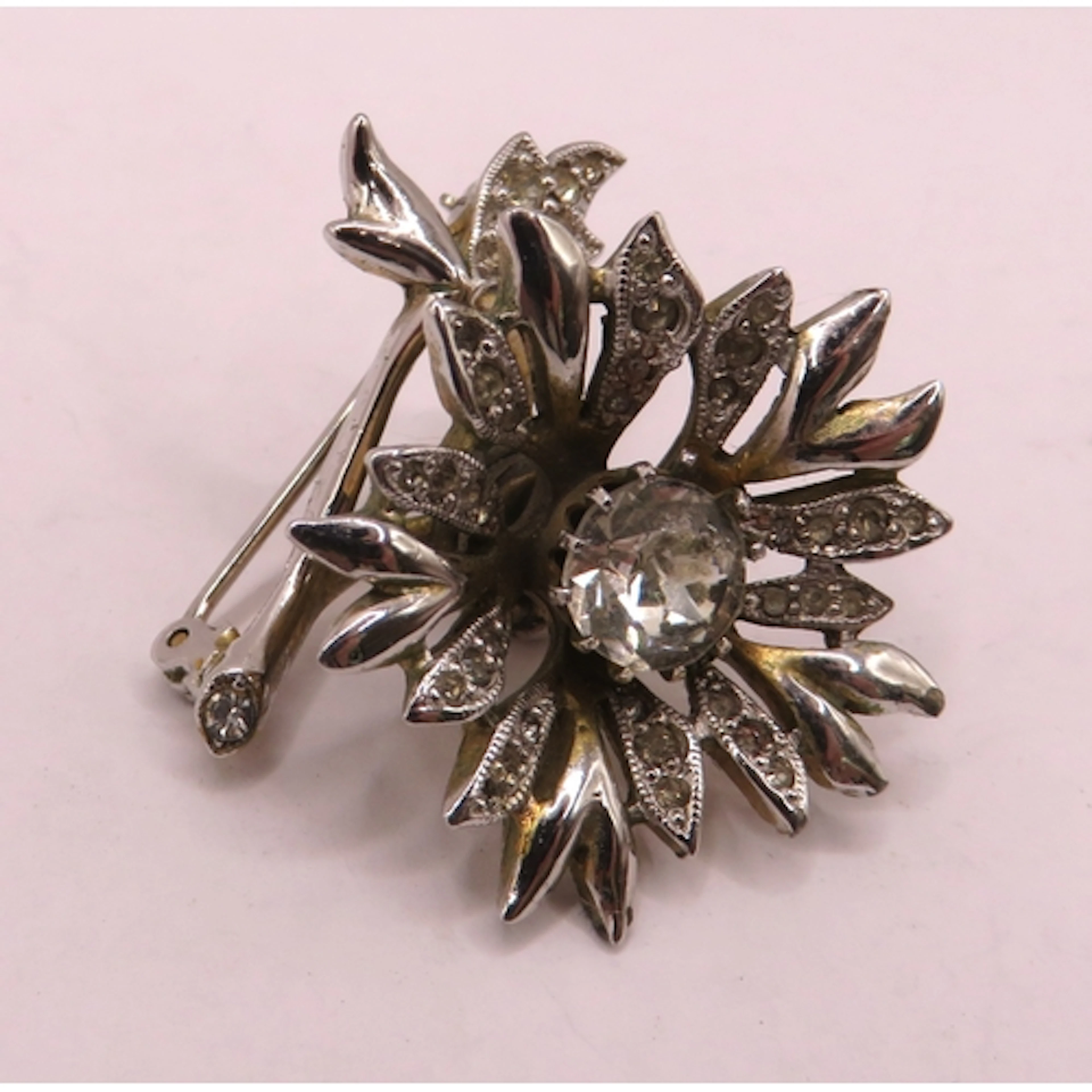 Christian Dior en tremblant costume brooch